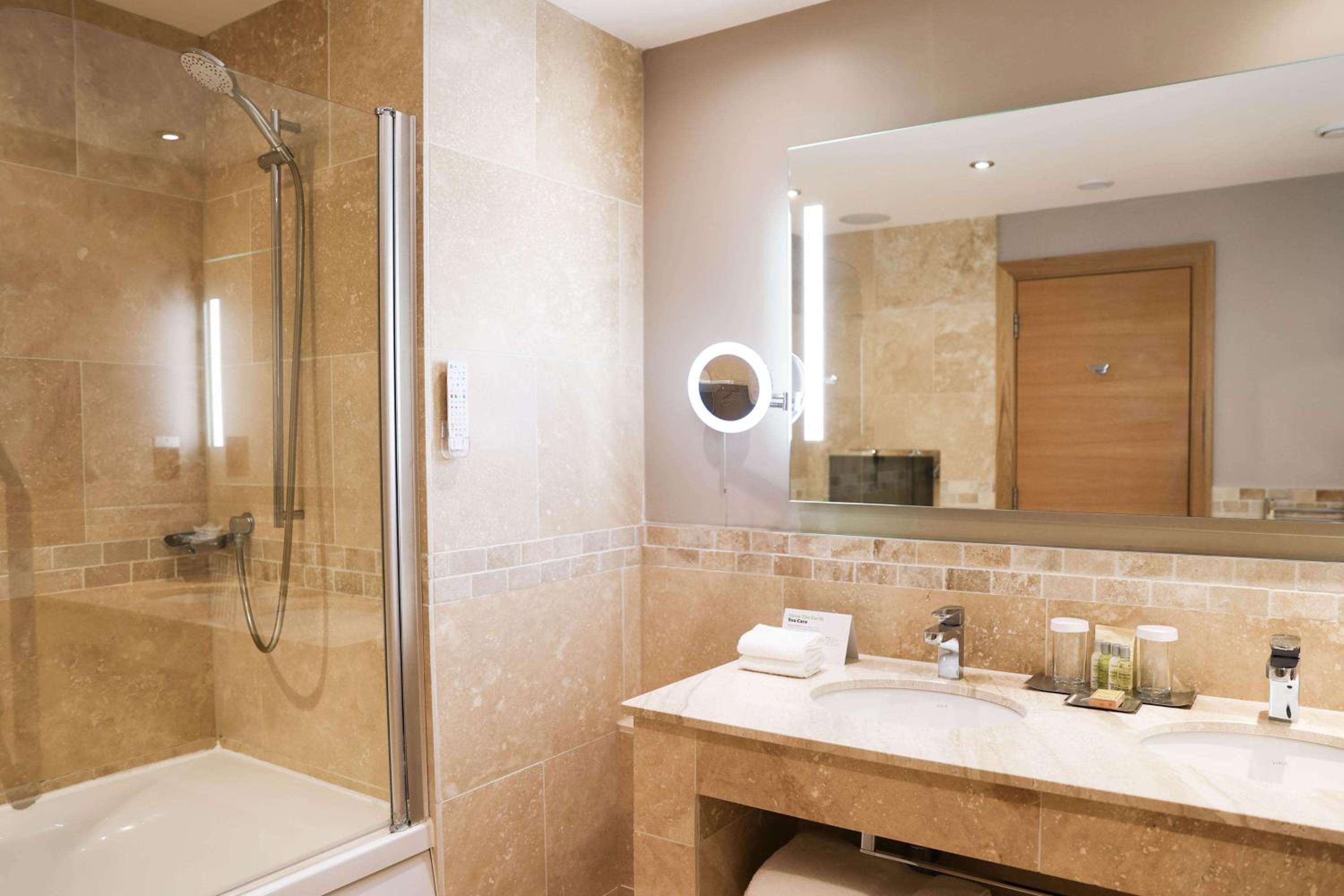King Bed Suite - Photo 4