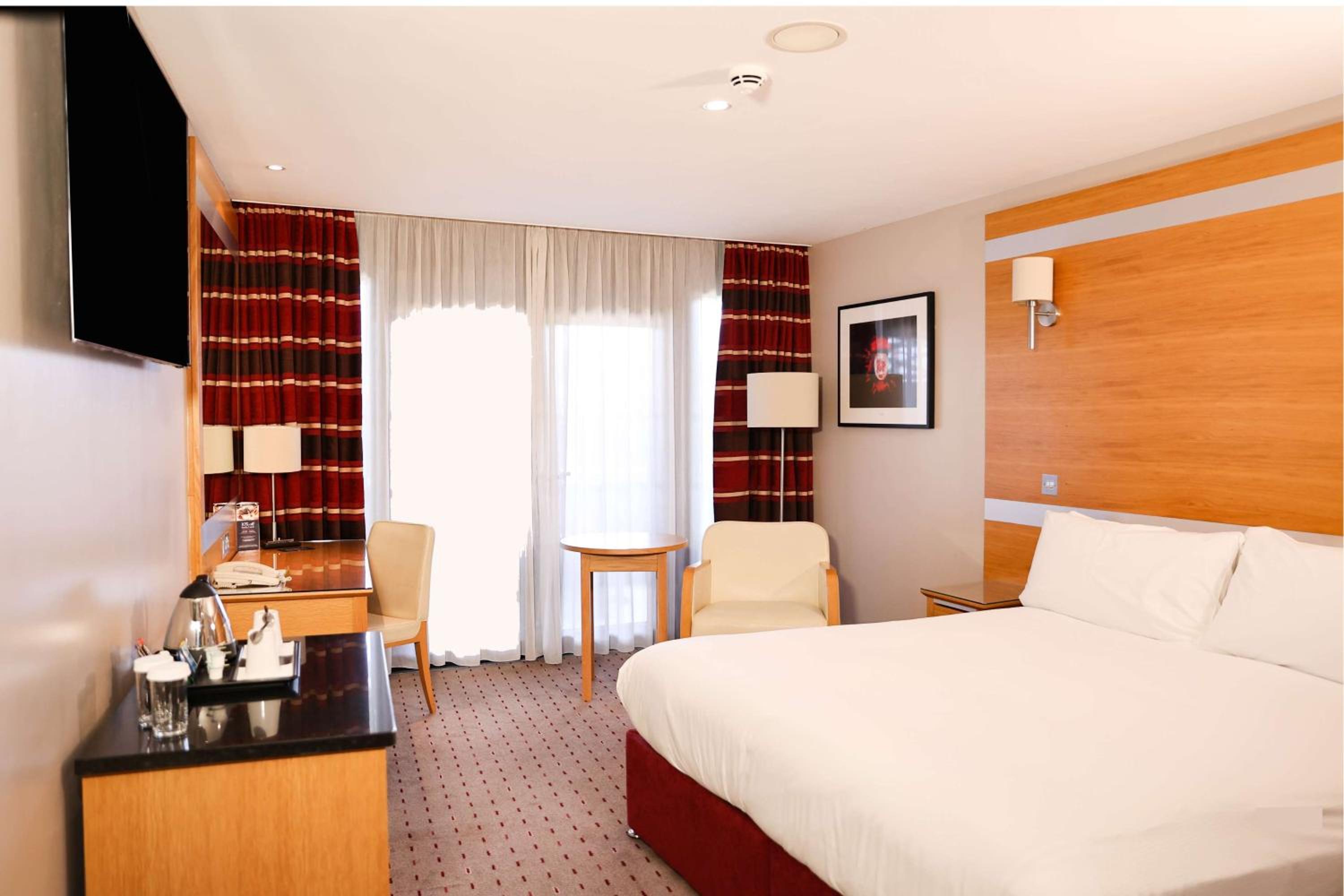 King Accessible Room With Daytime Pitch View  photo 1