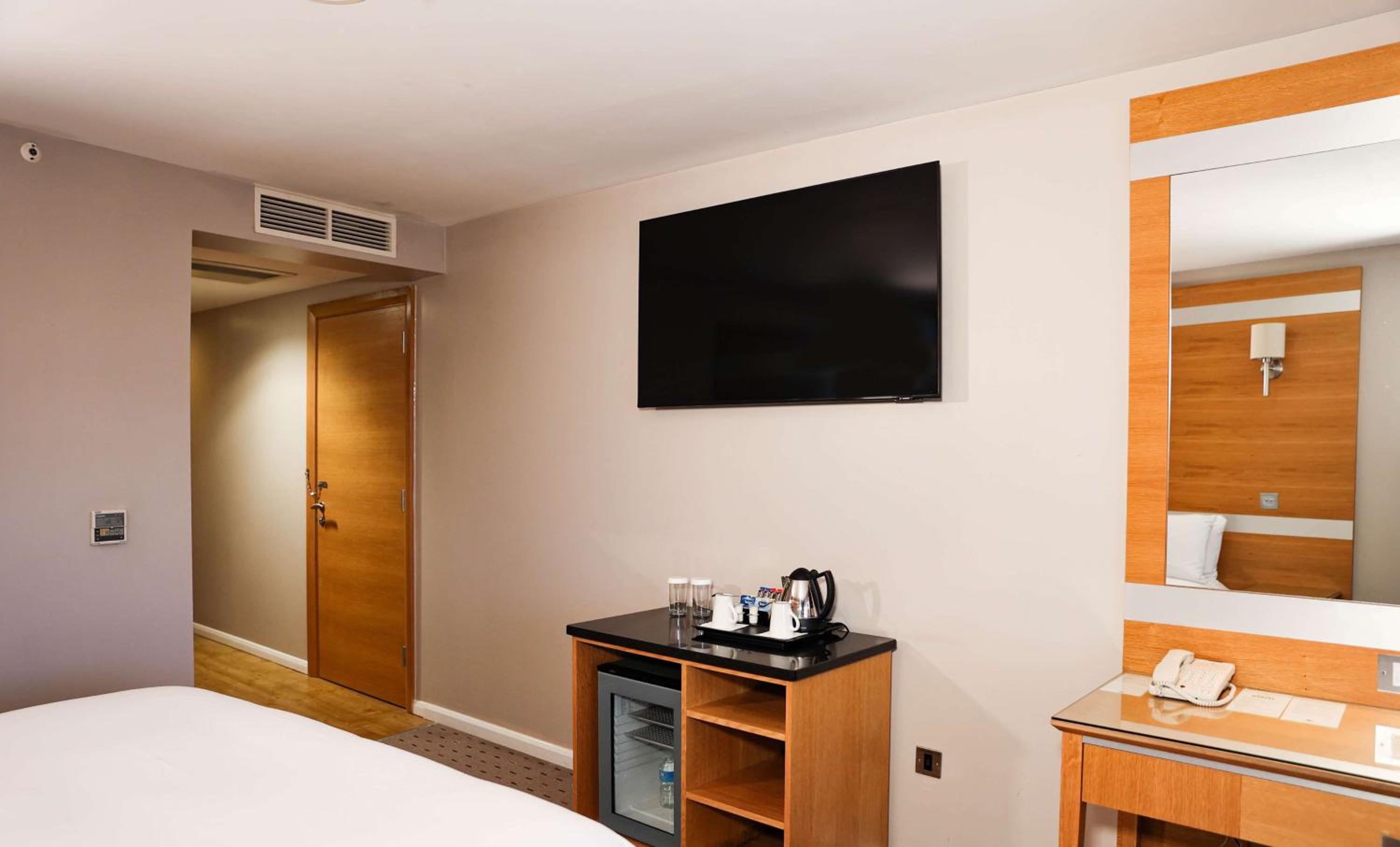 King Accessible Room With Daytime Pitch View  photo 2