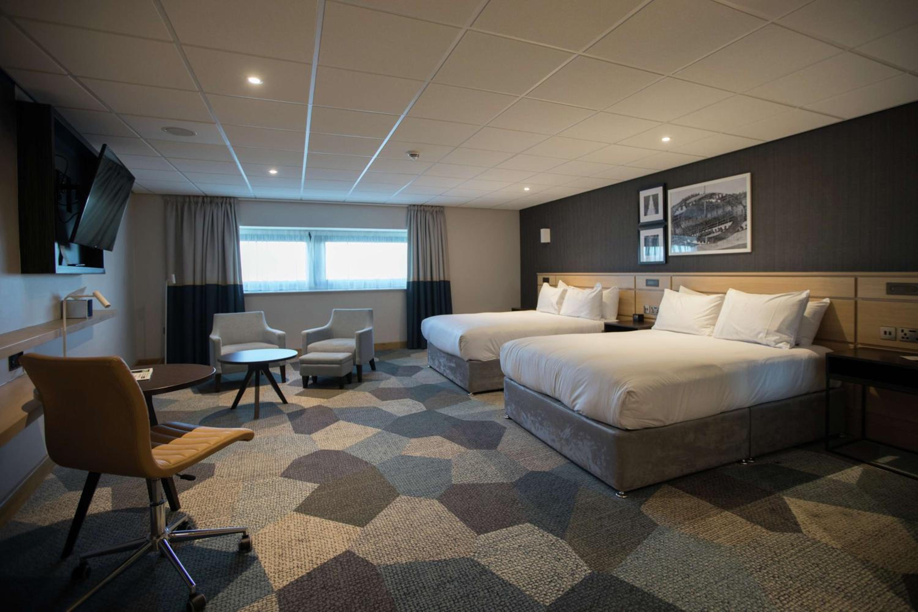 Family Queen Room with Two Queen Beds and Sofa Bed photo 1