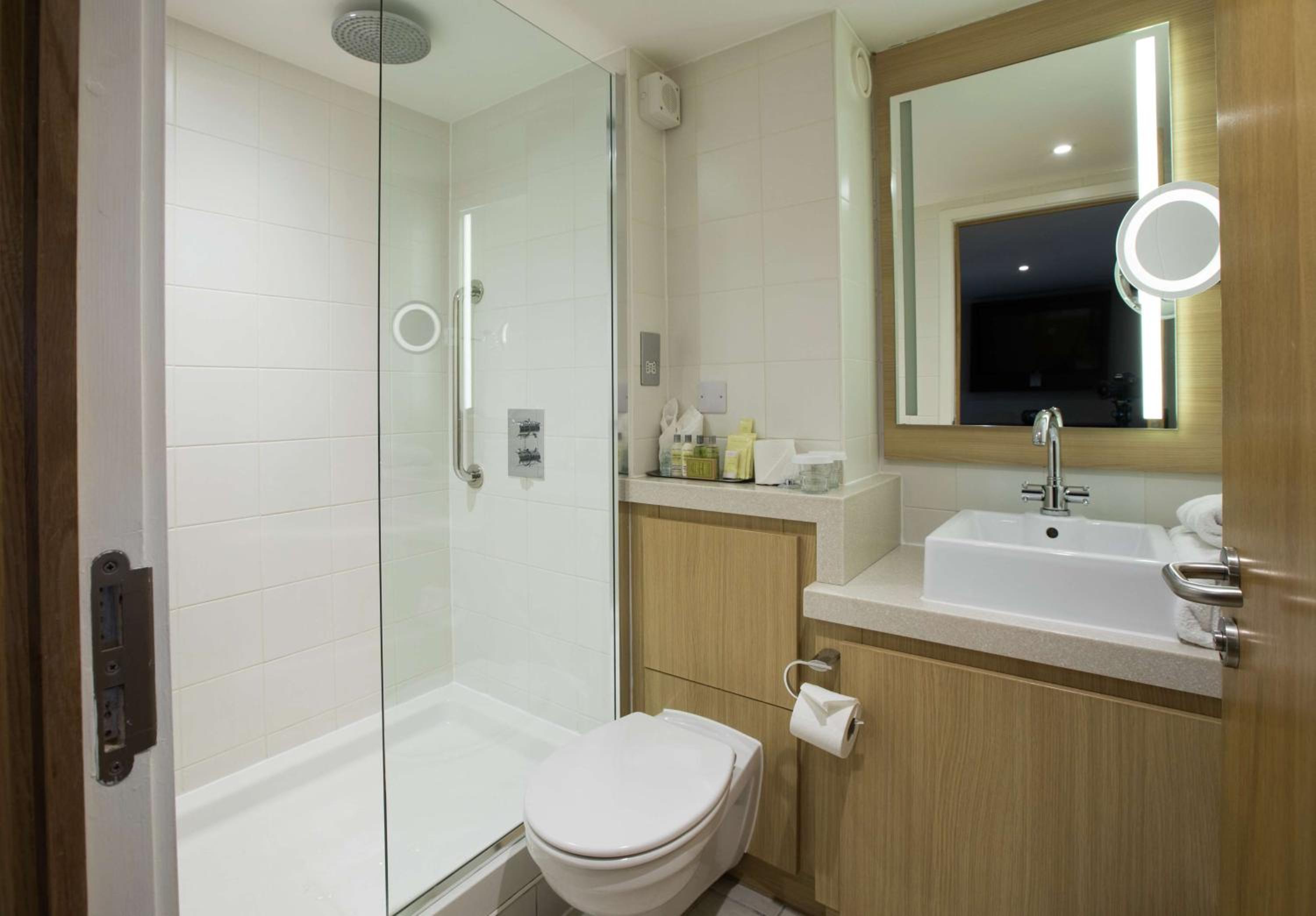 Queen Guest Room with Pitch View photo 3