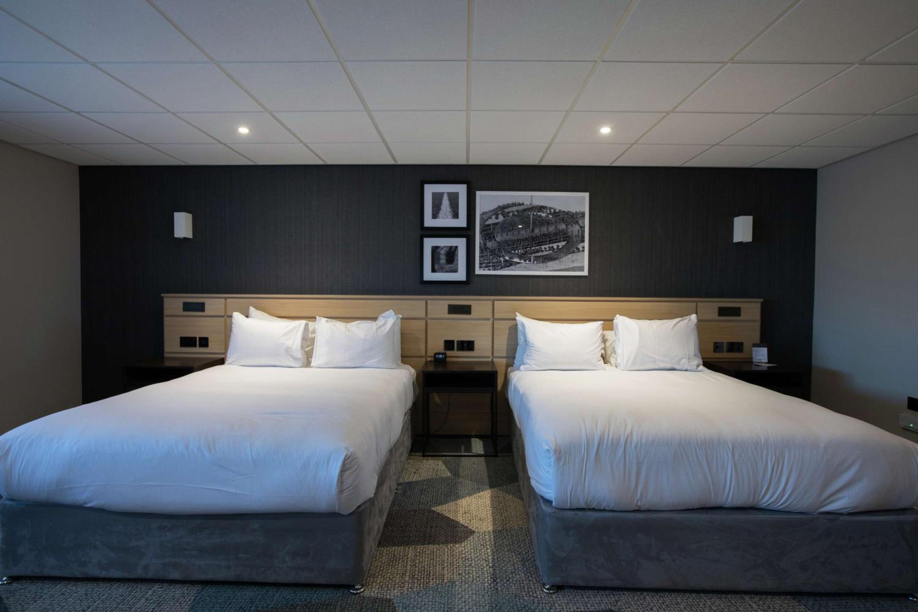 Family Queen Room with Two Queen Beds and Sofa Bed photo 2