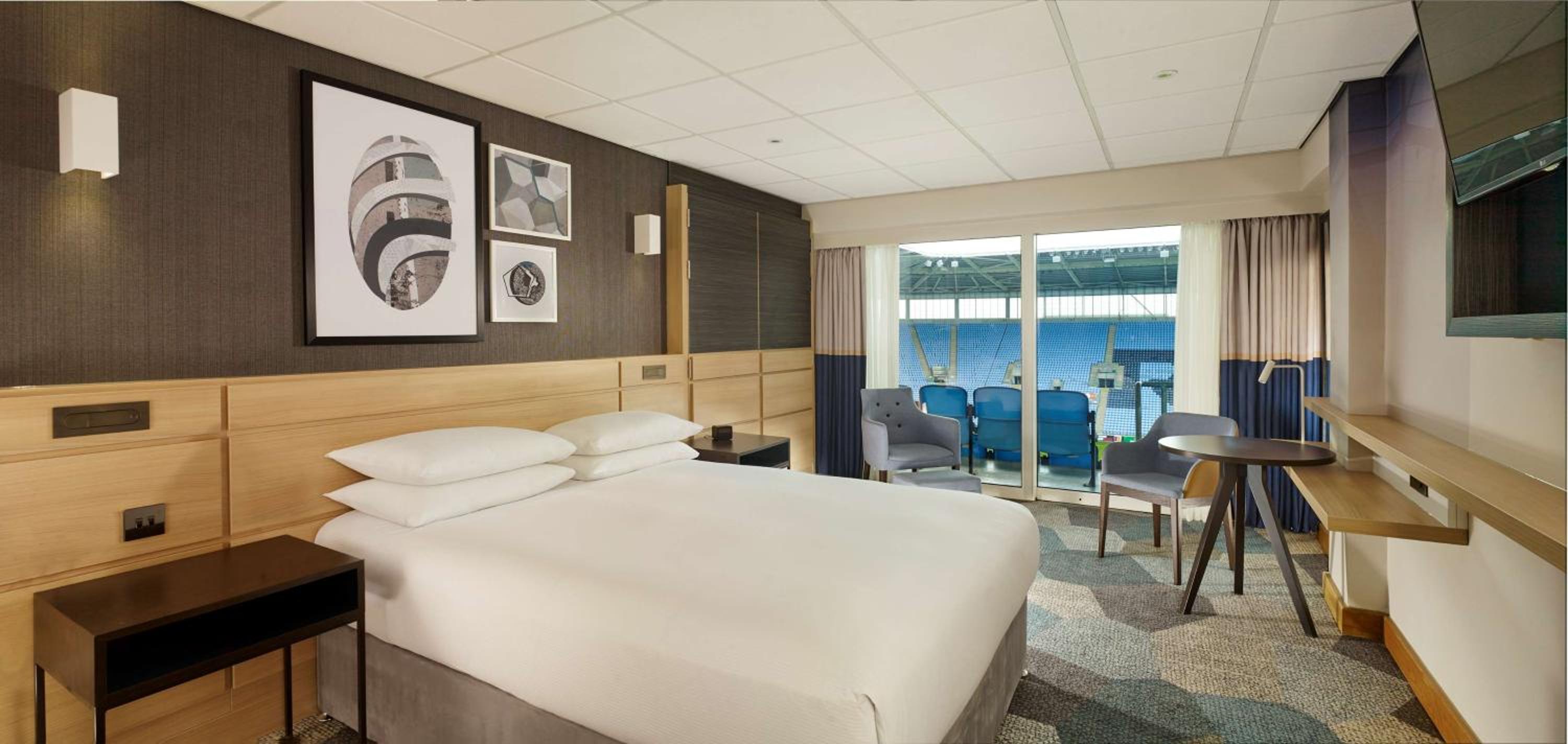 Queen Guest Room with Pitch View photo 2