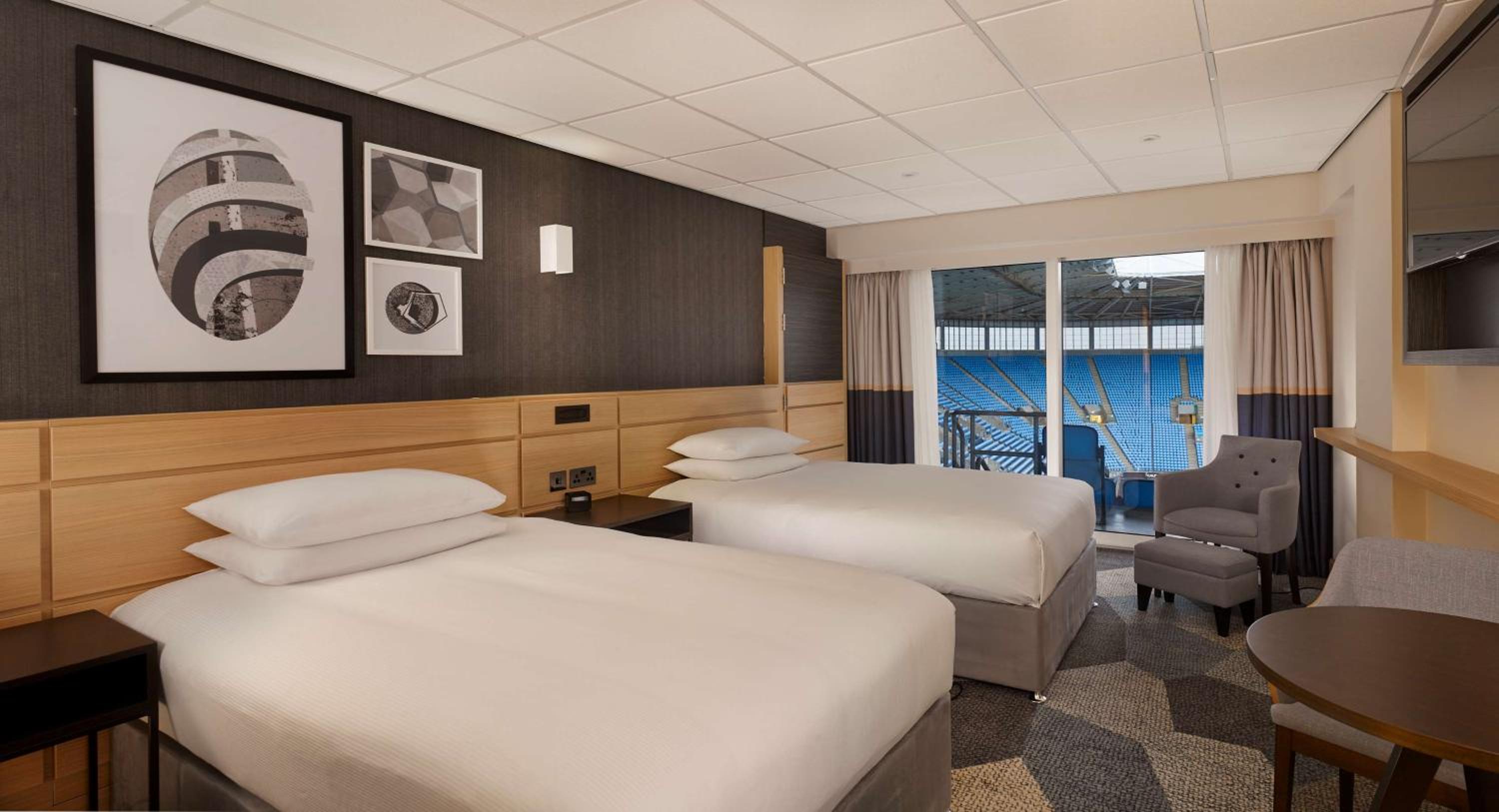 Queen Guest Room with Pitch View photo 1