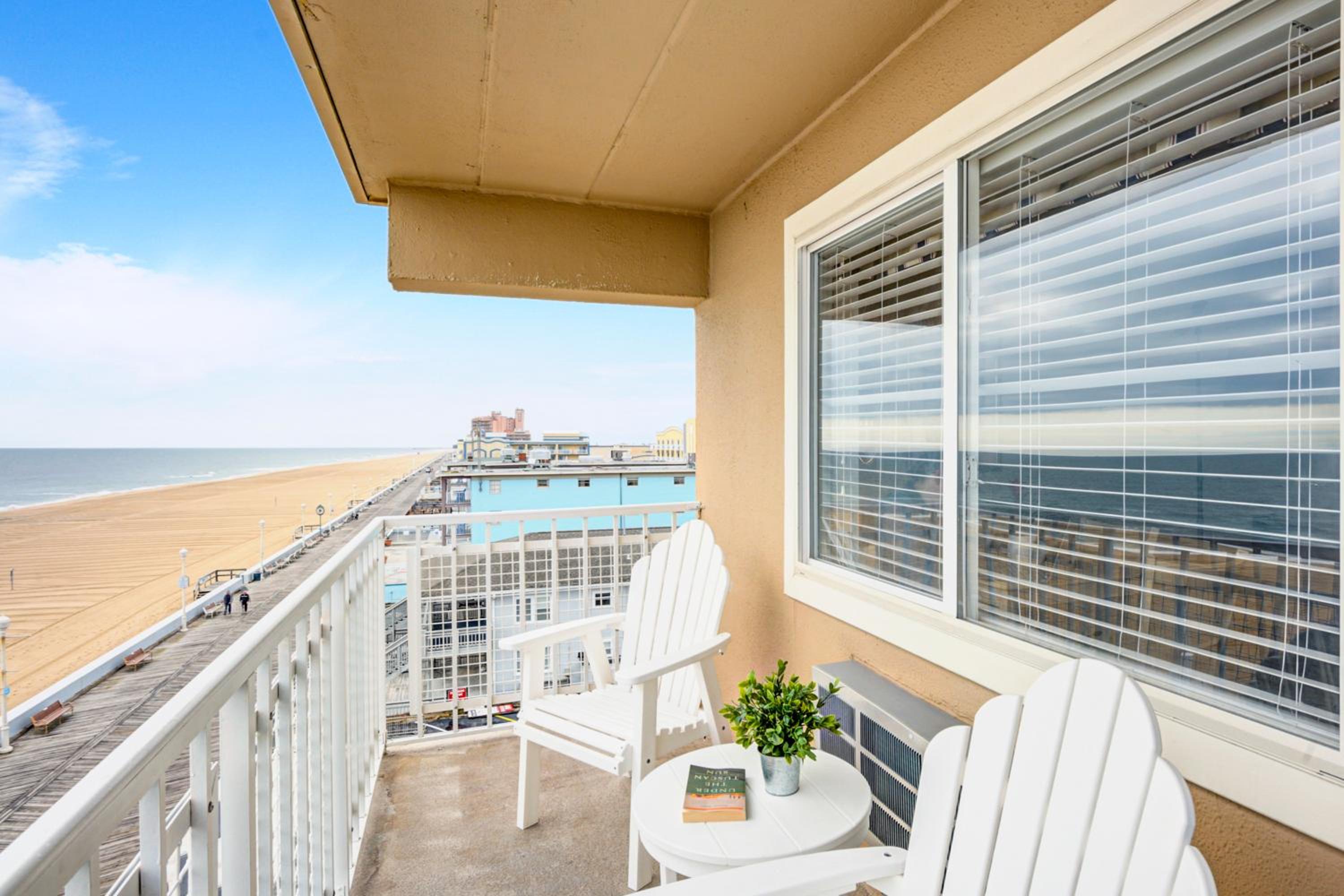 King Studio w/ Sofa Bed Oceanfront