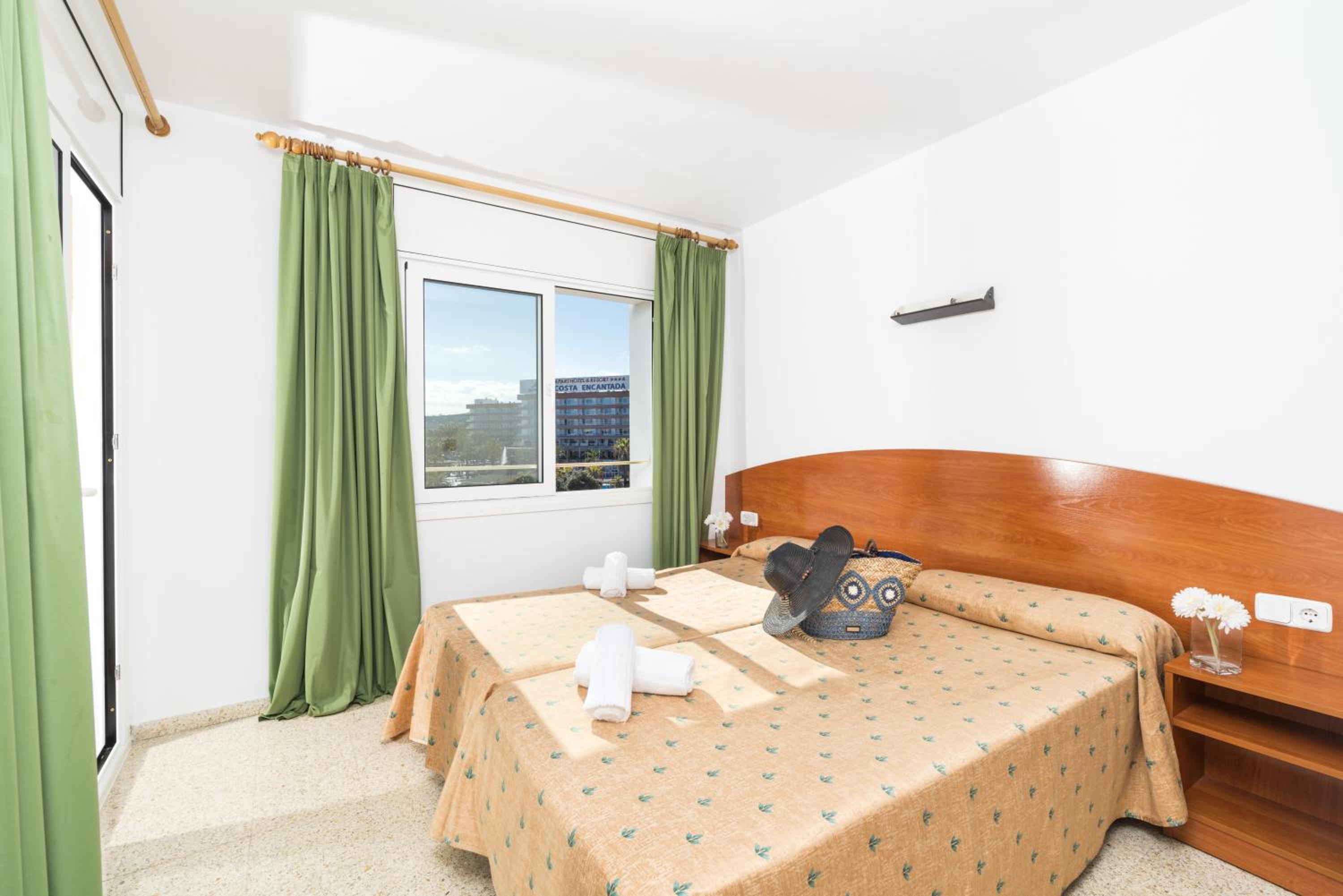 Three-Bedroom Apartment with Balcony (6-8 Adults) - Photo 9