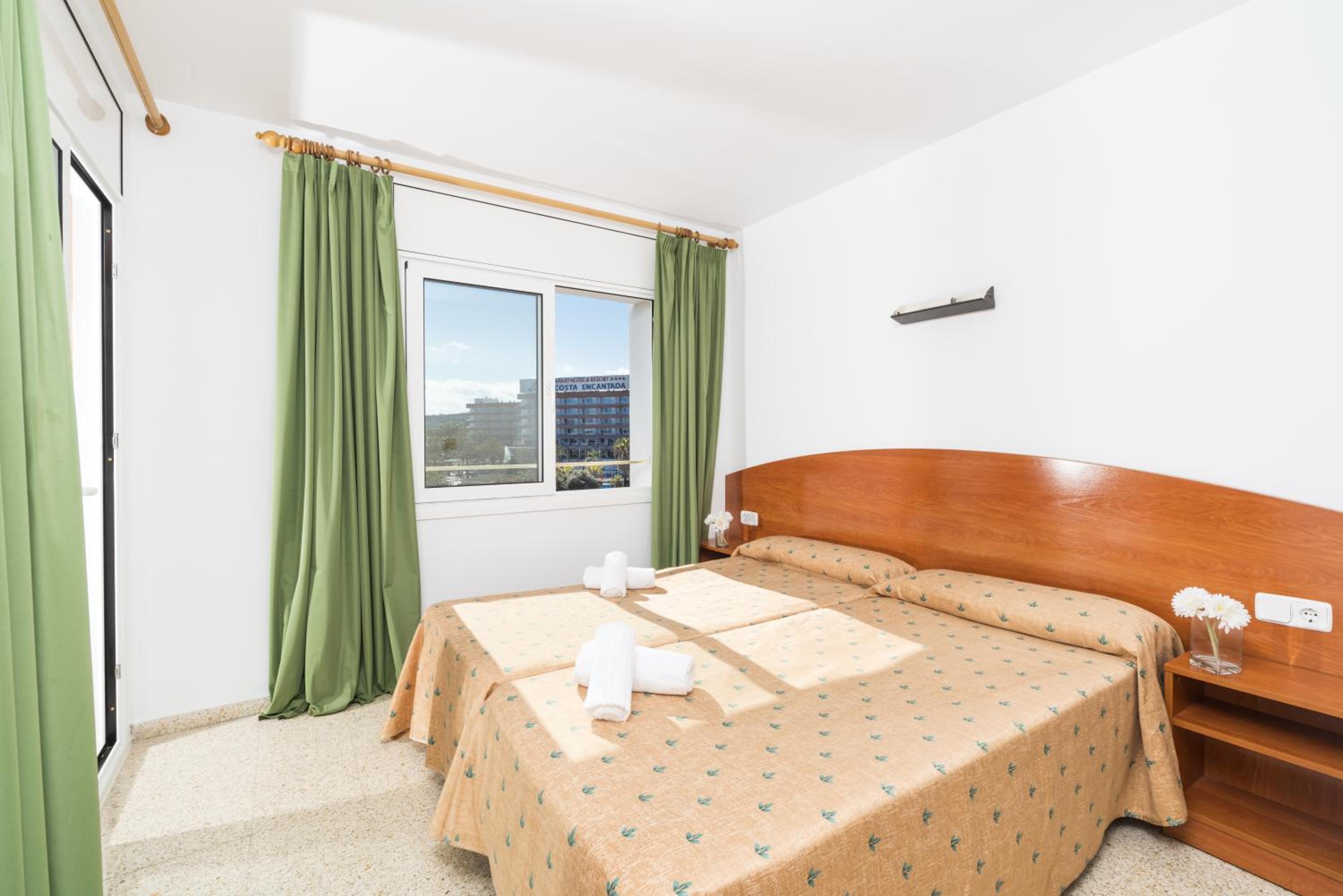 Two-Bedroom Apartment with Balcony (4-6 Adults) - Photo 15