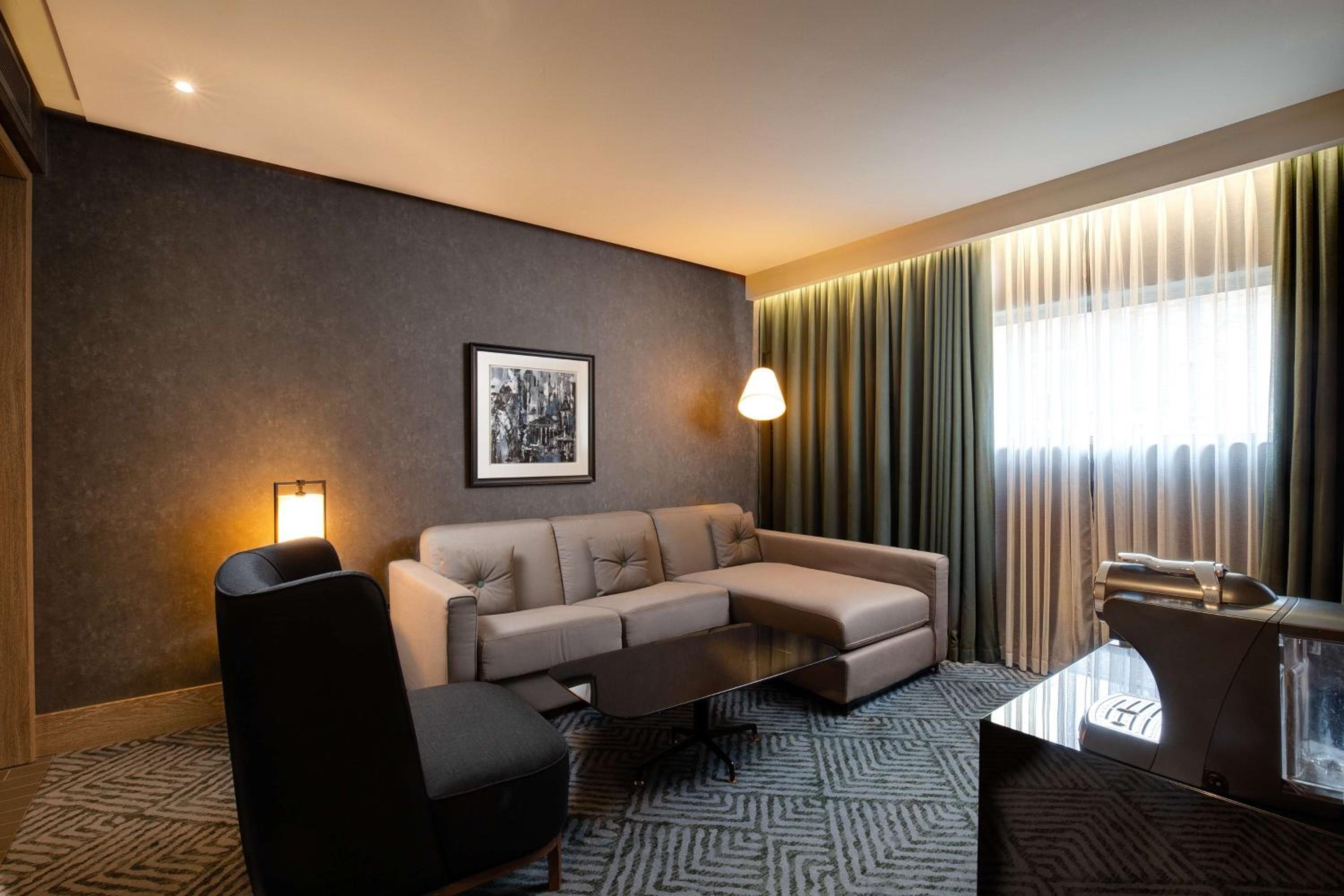 One-Bedroom King Suite - Lounge Access