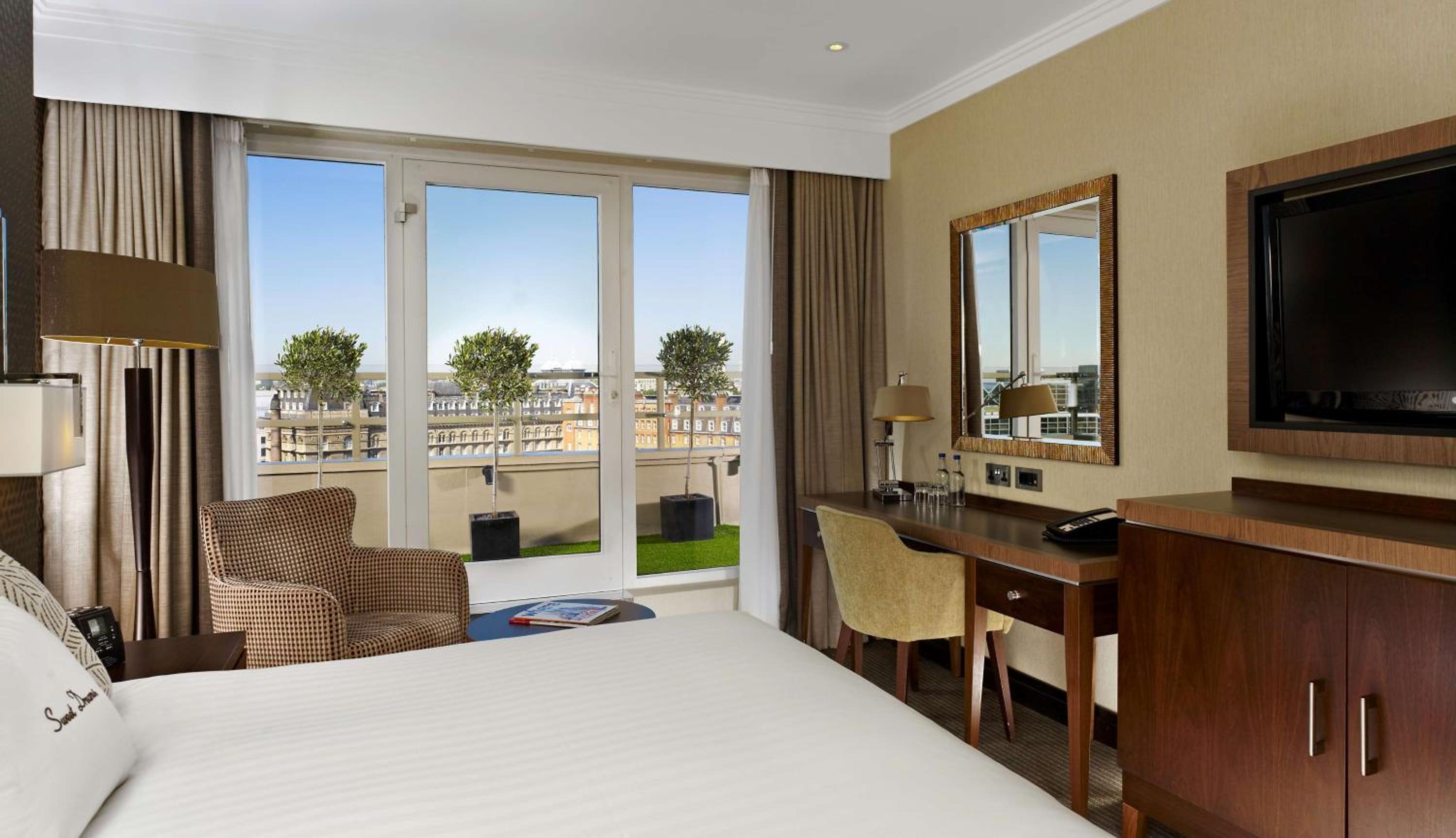 Premium King Room thumbnail 6