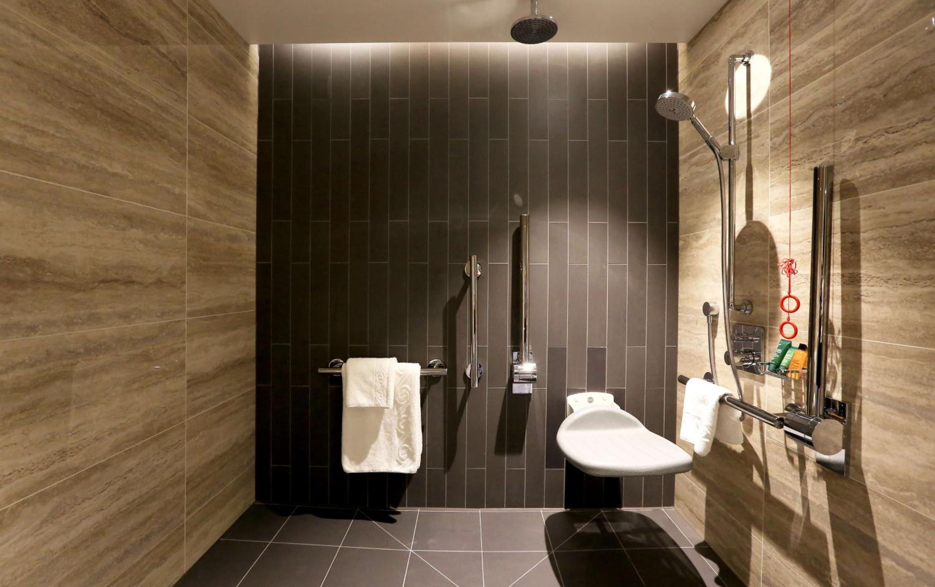 Deluxe King Room - Wheelchair Accessible thumbnail 5