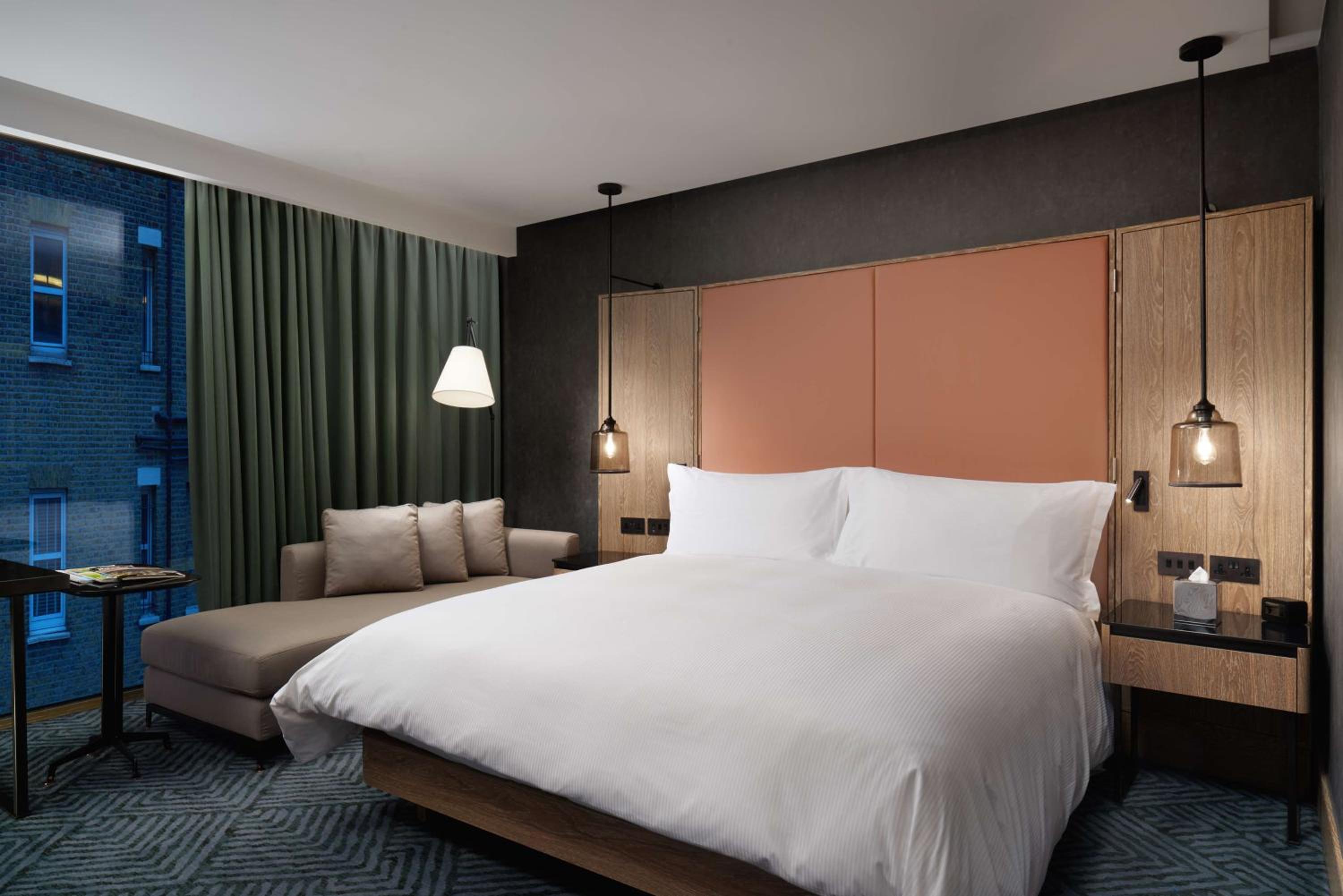 Deluxe King Room thumbnail 6