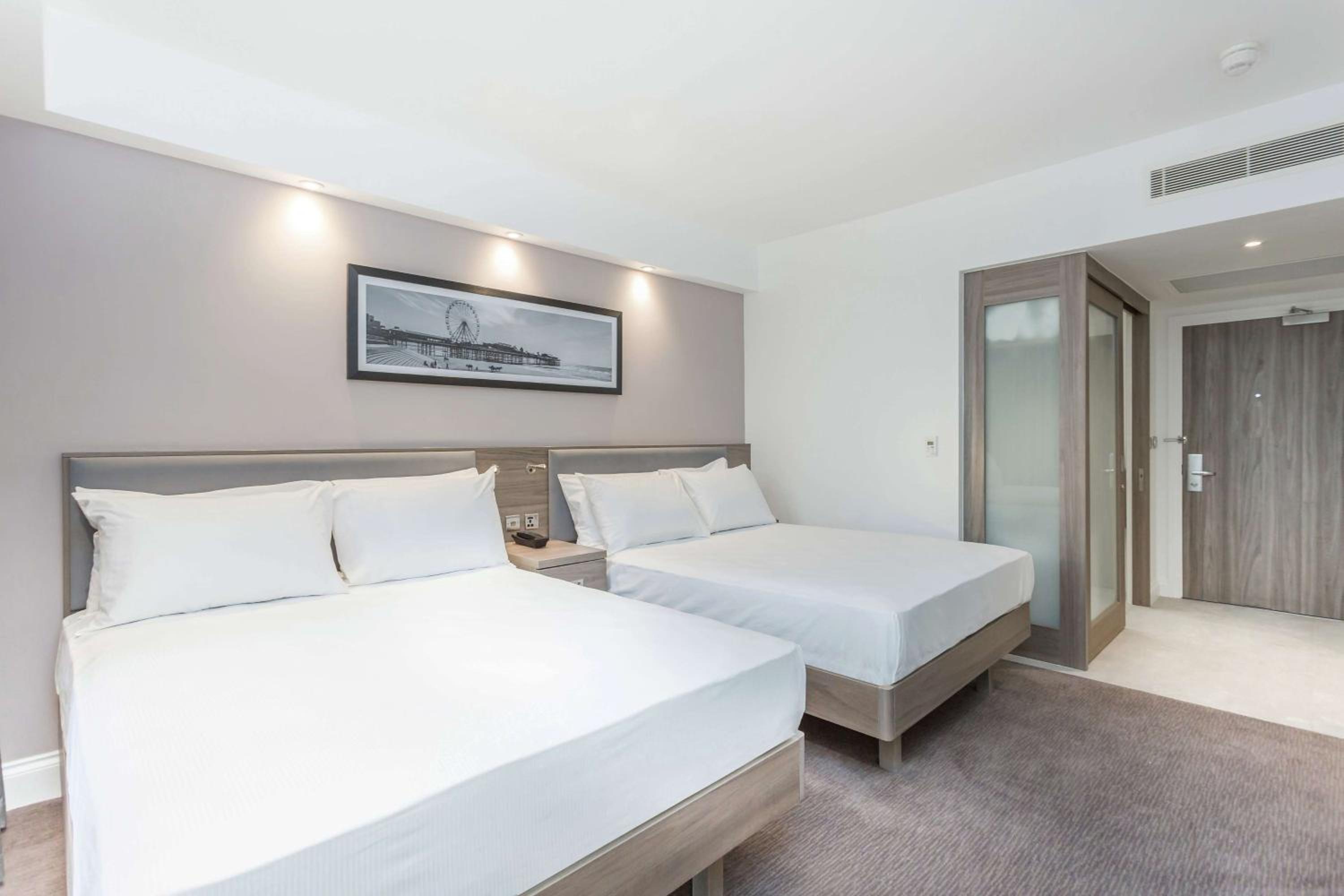 Double Room with Two Double Beds - Non-Smoking - Photo 2