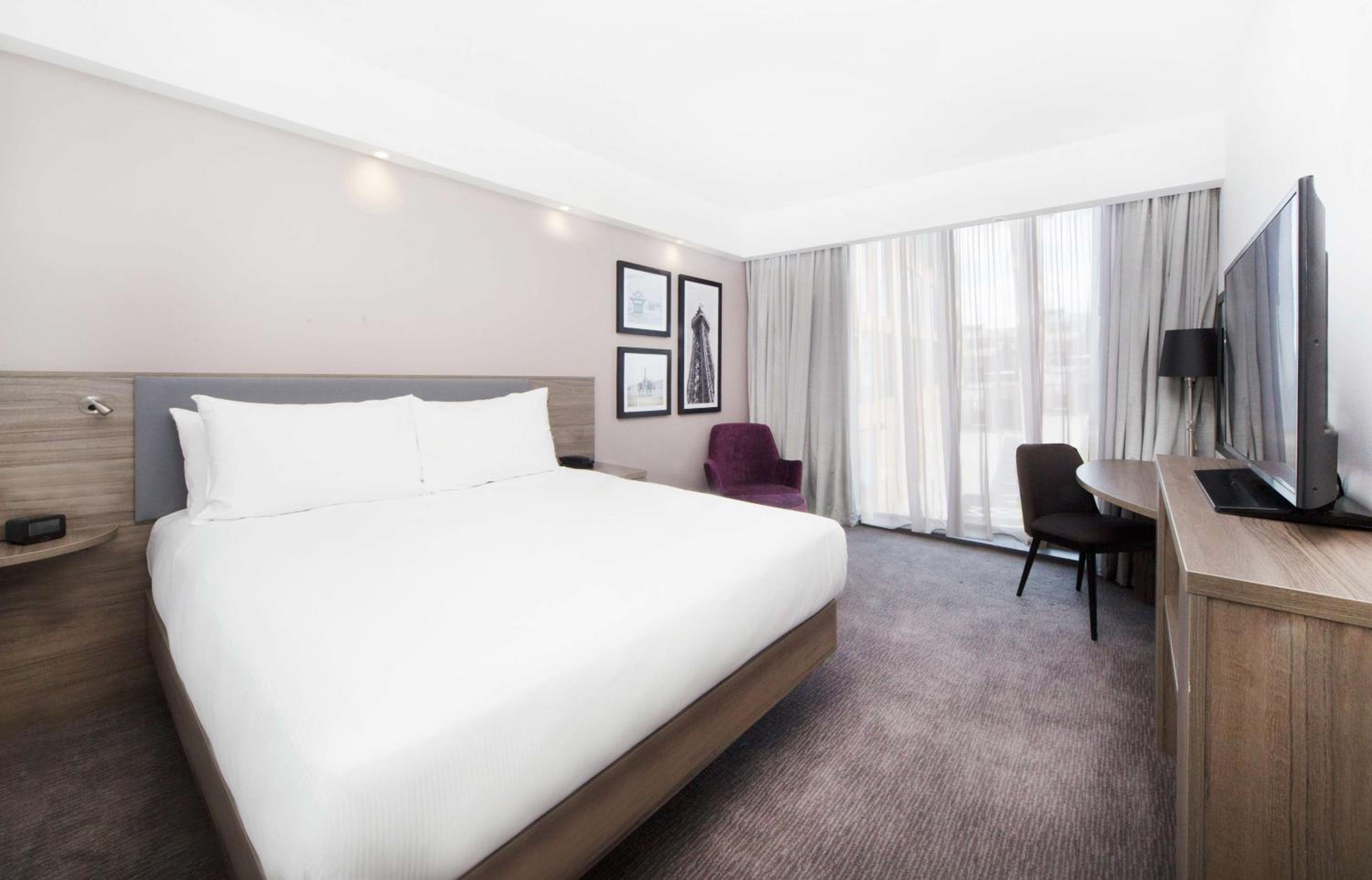 Double Room with Sofa Bed and Sea View - Photo 1