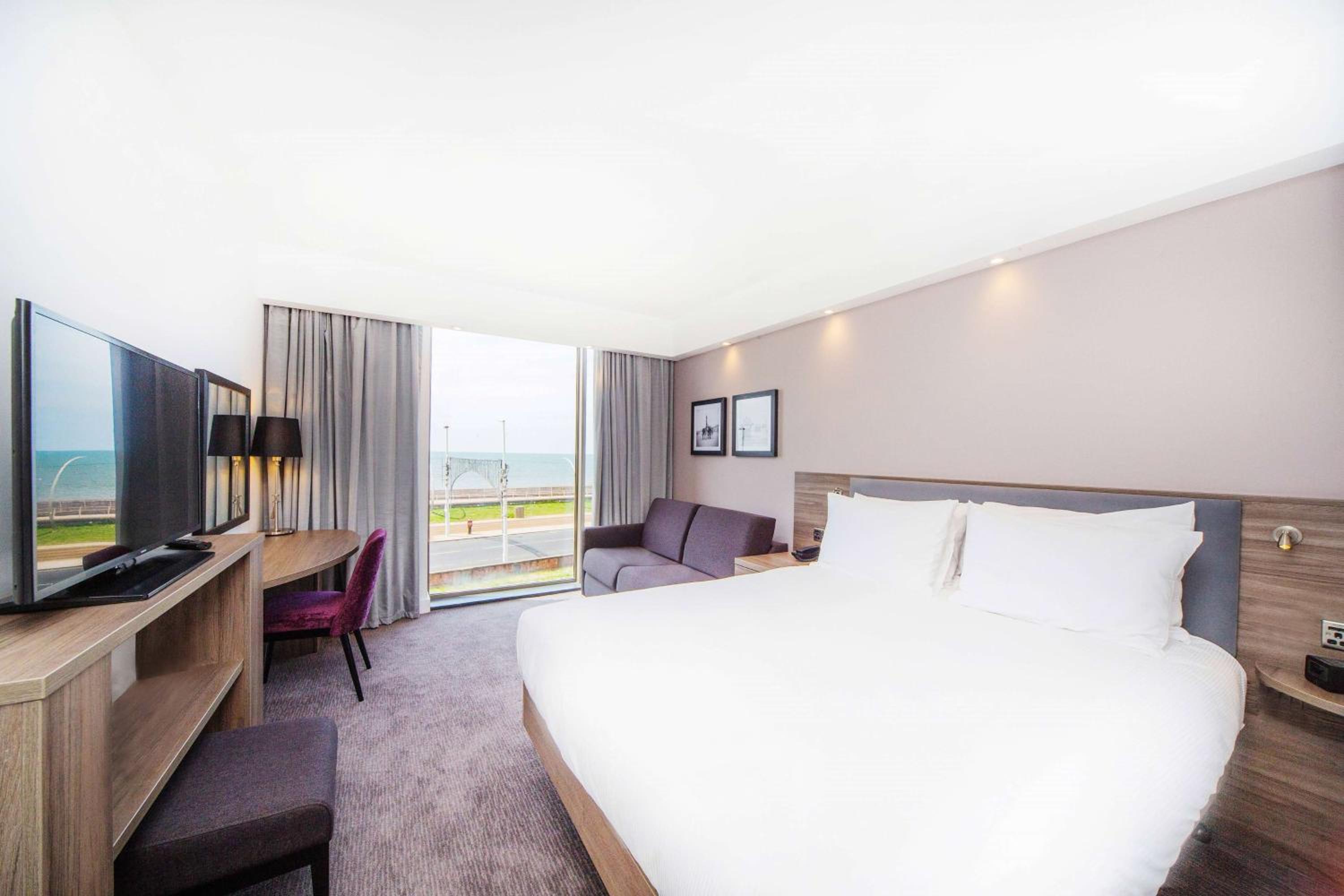 Double Room with Sofa Bed and Sea View - Photo 4