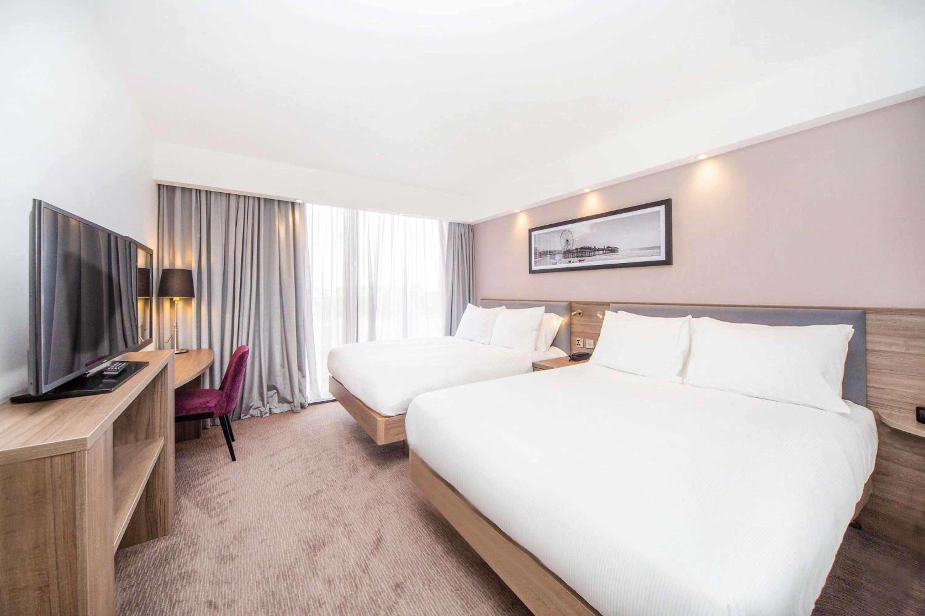 Double Room with Two Double Beds - Non-Smoking - Photo 1