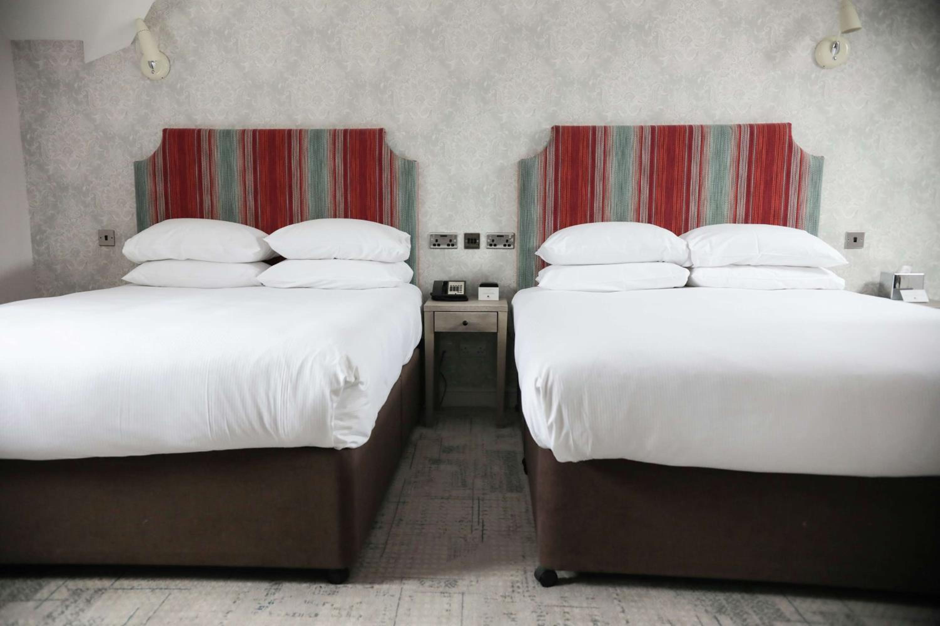 Double Room with Two Double Beds - Photo 2