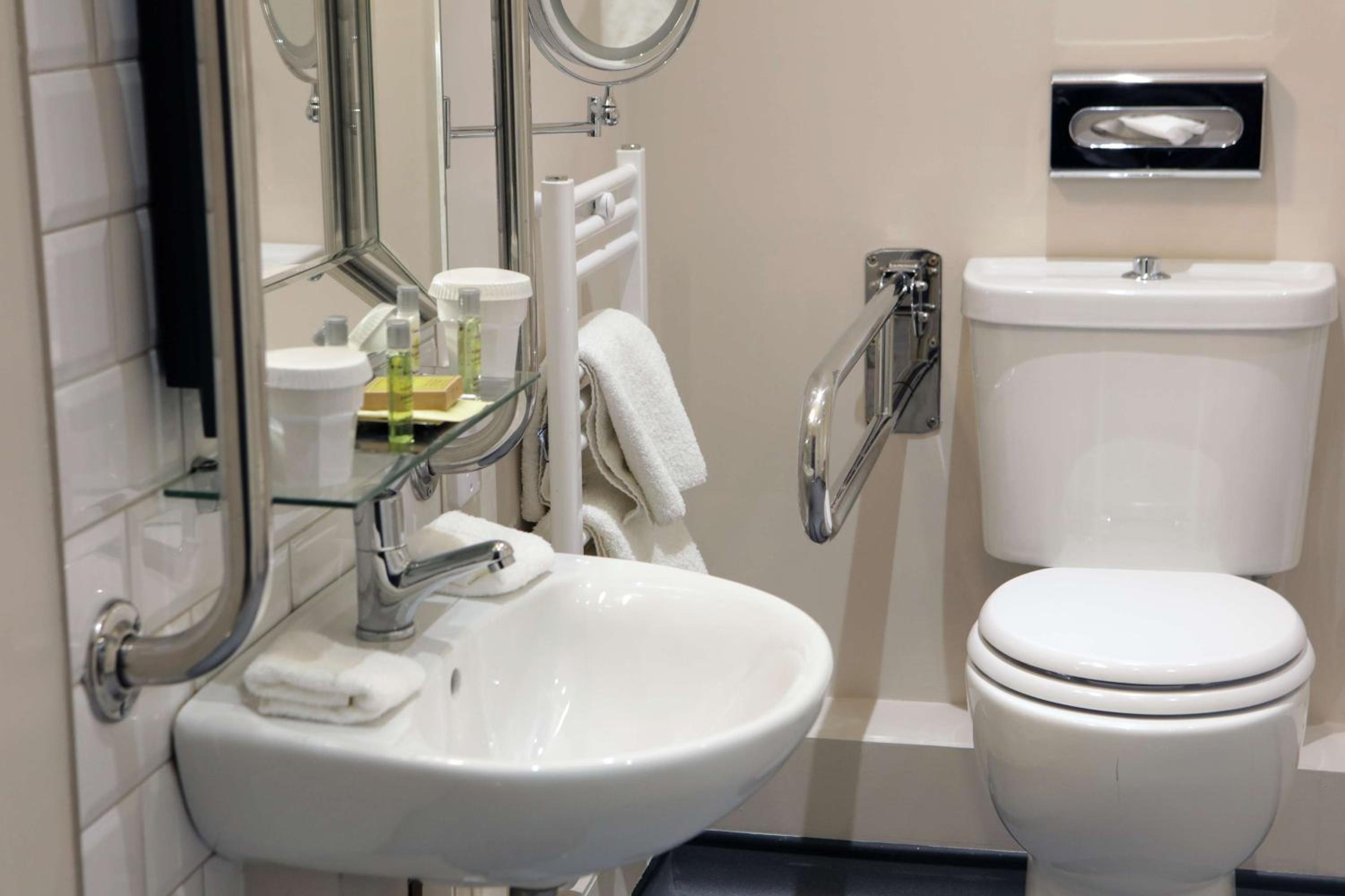 Double Accessible Room - Photo 4