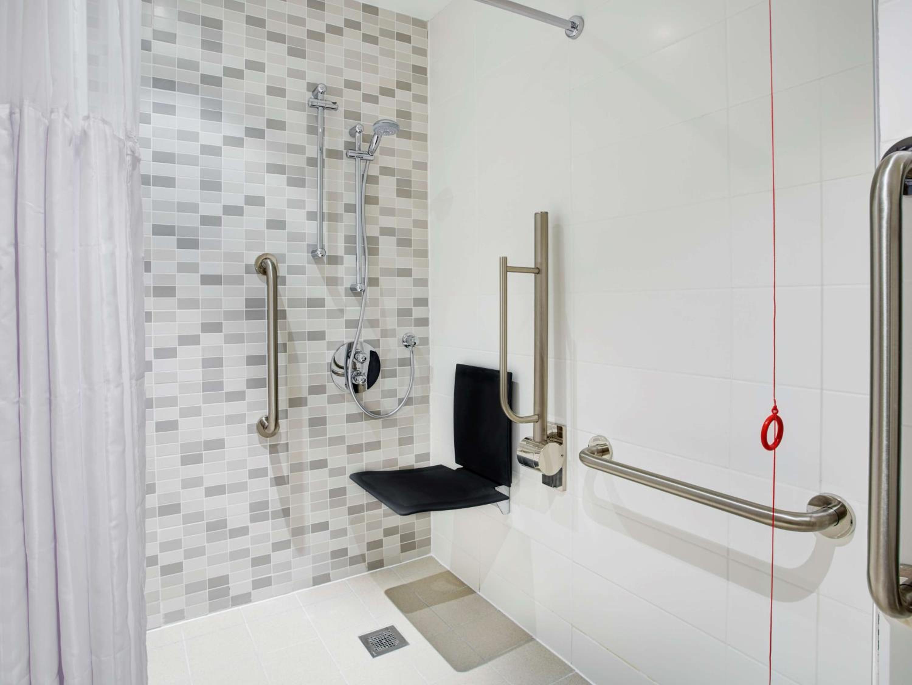 Queen Room - Accessible photo 2