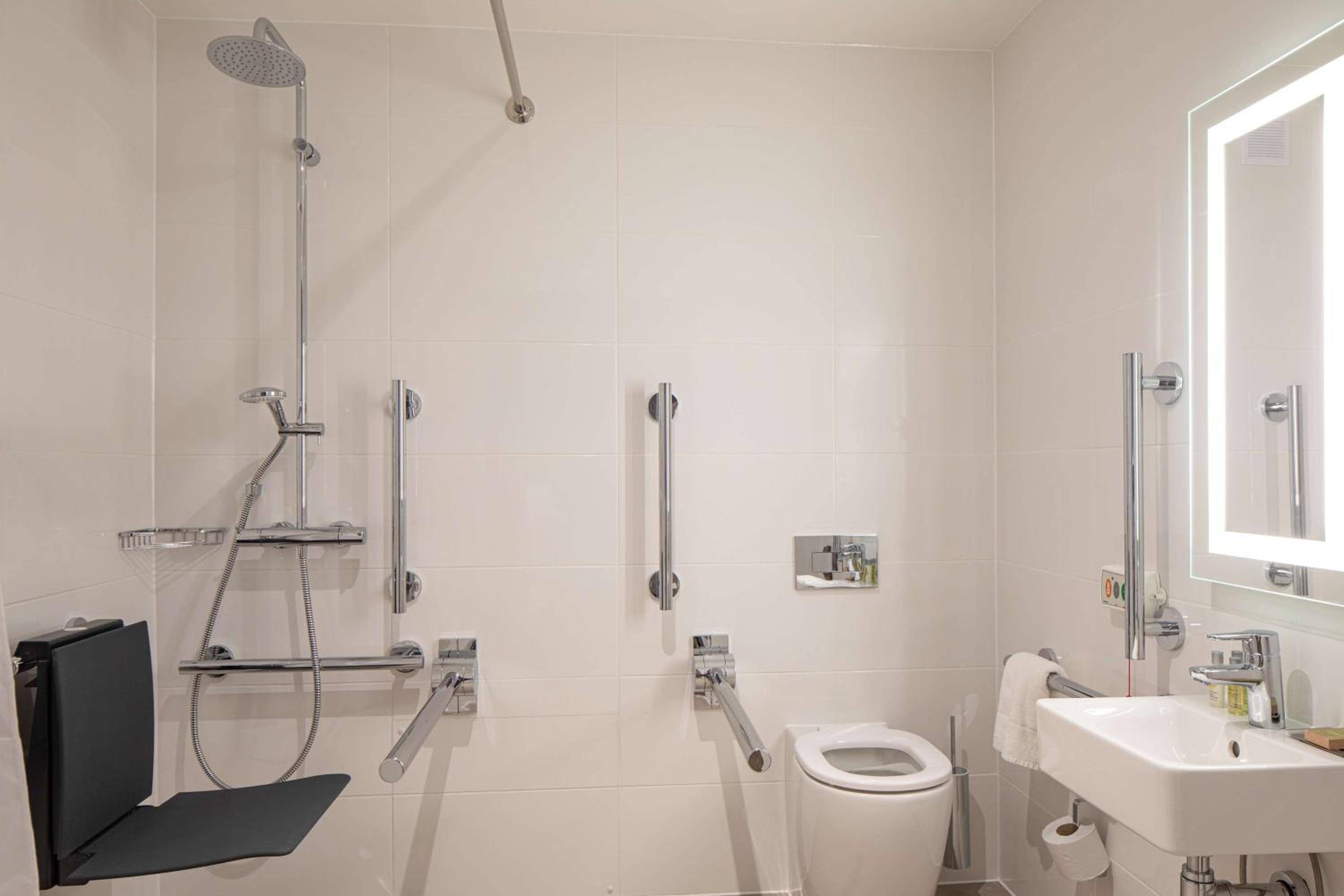 Accessible Guest Room - Photo 6