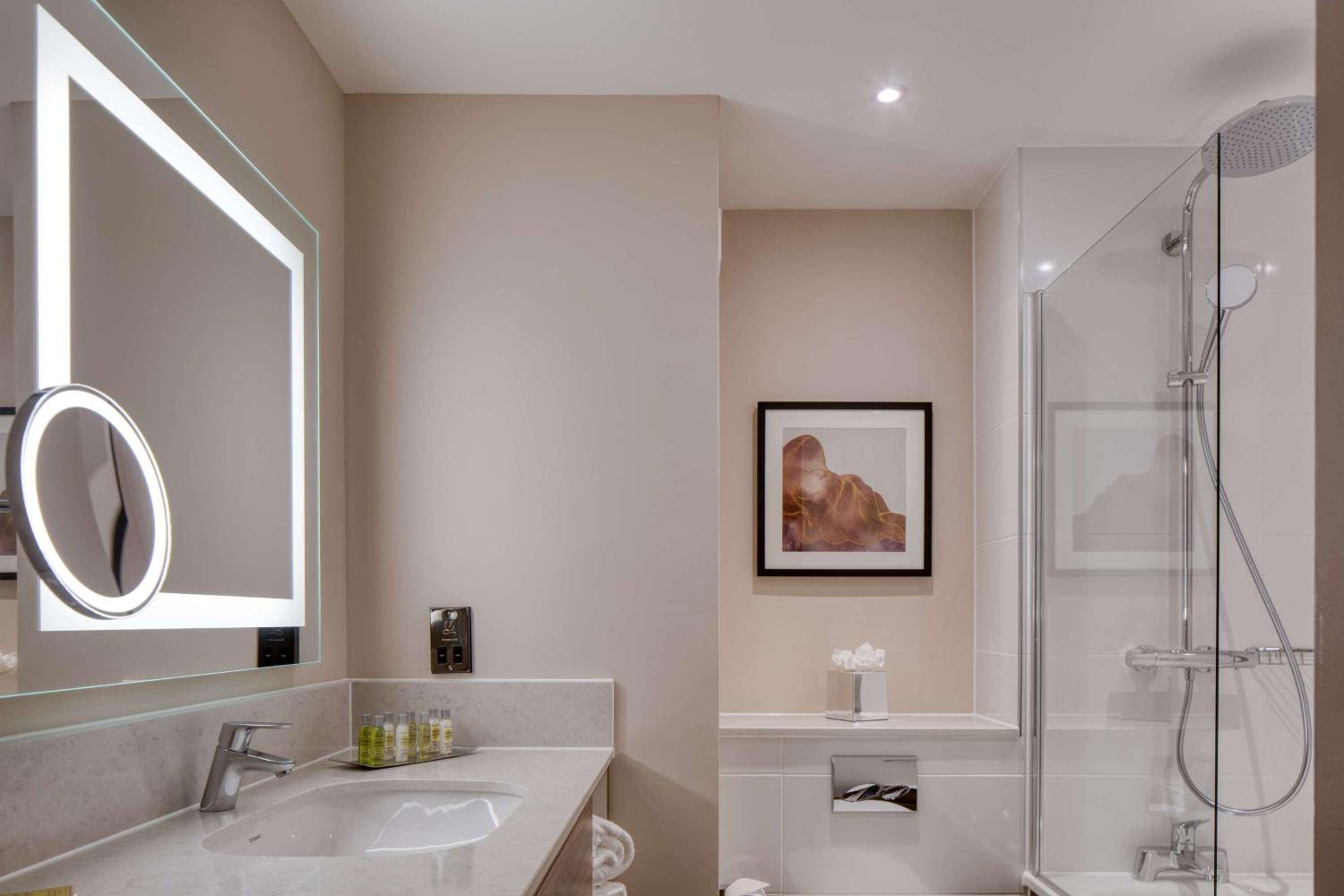 Deluxe Queen Room with Two Queen Beds - Photo 6