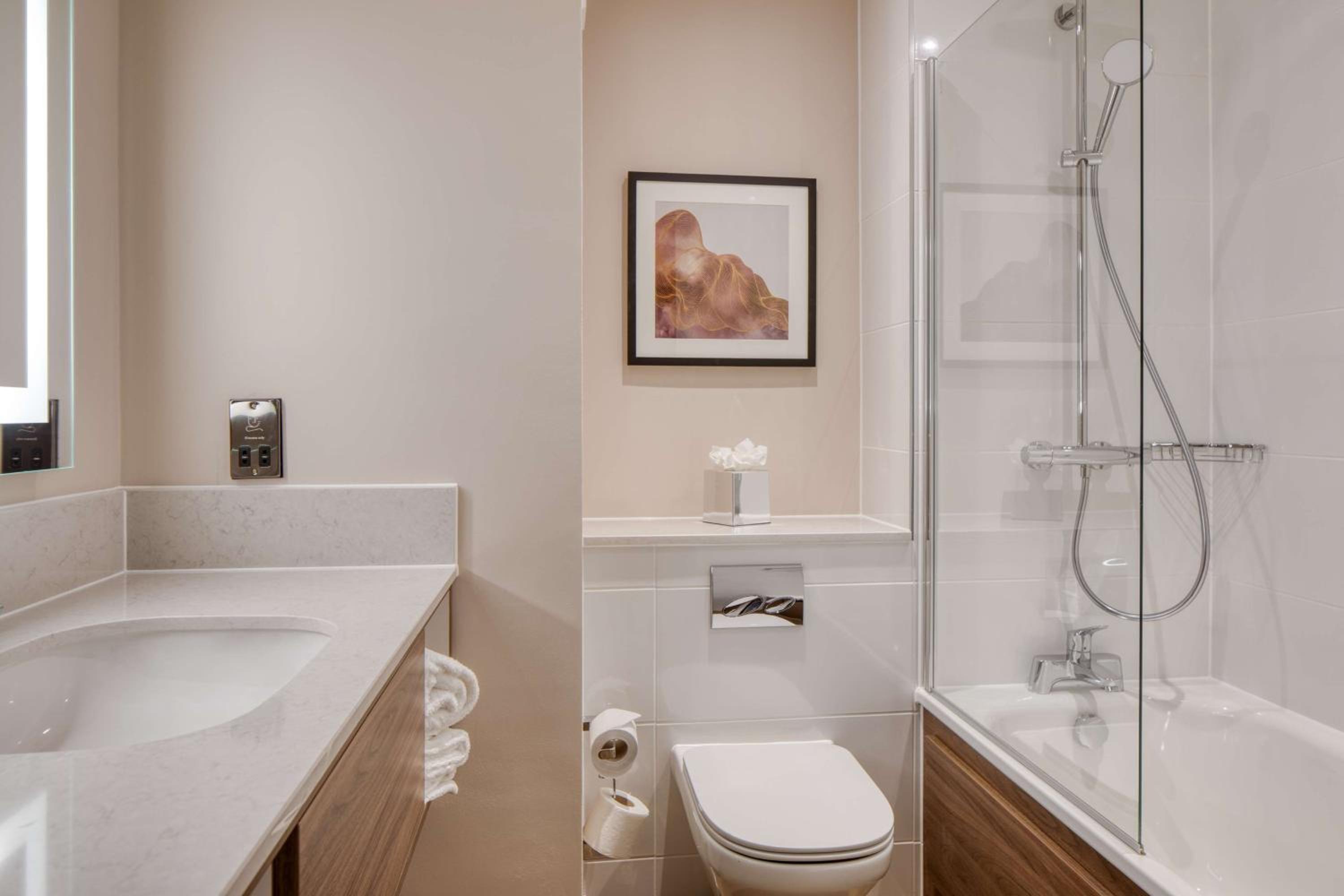 Deluxe Queen Room with Two Queen Beds - Photo 7