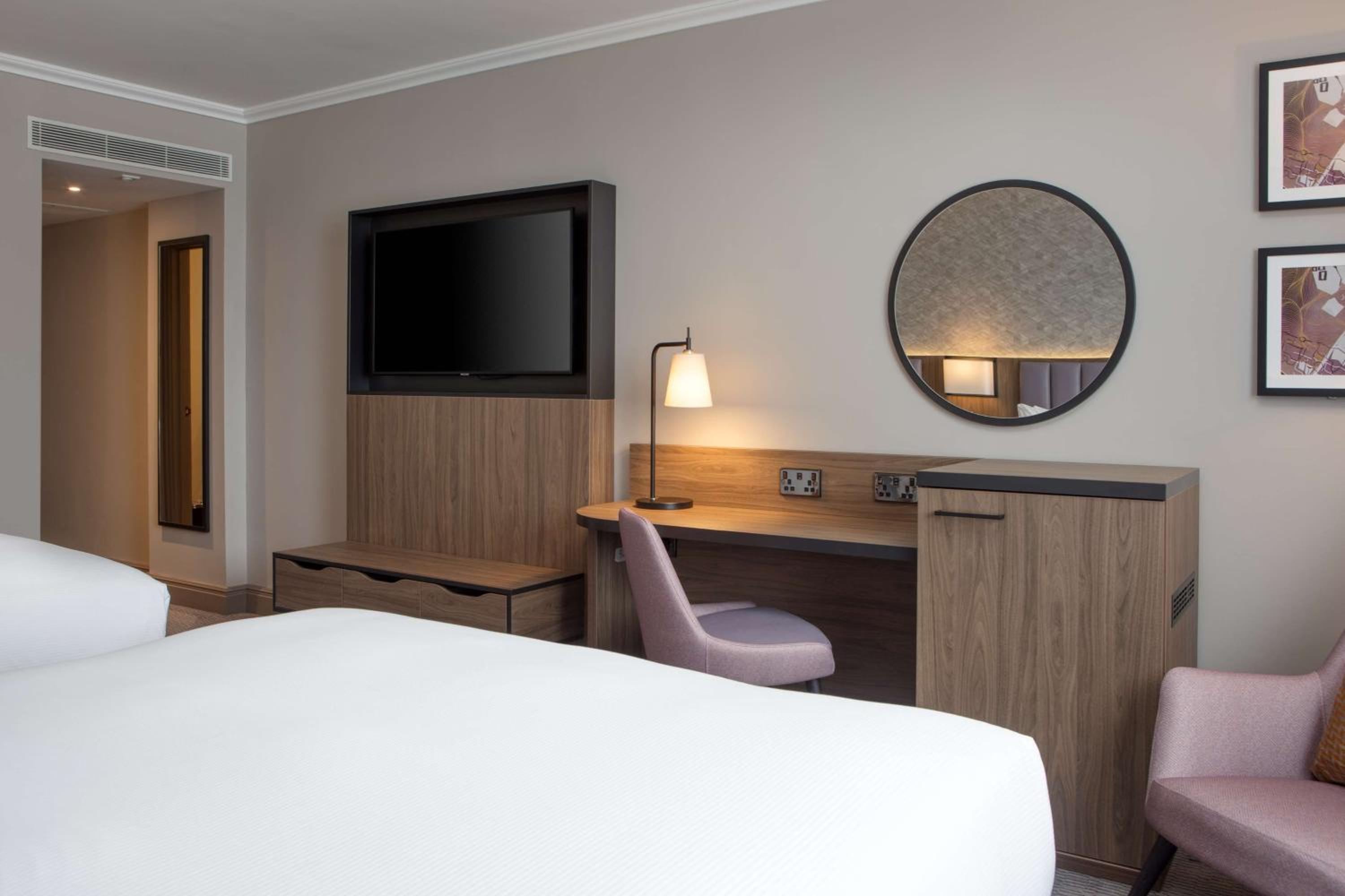 Queen Room with Two Queen Beds - Photo 5
