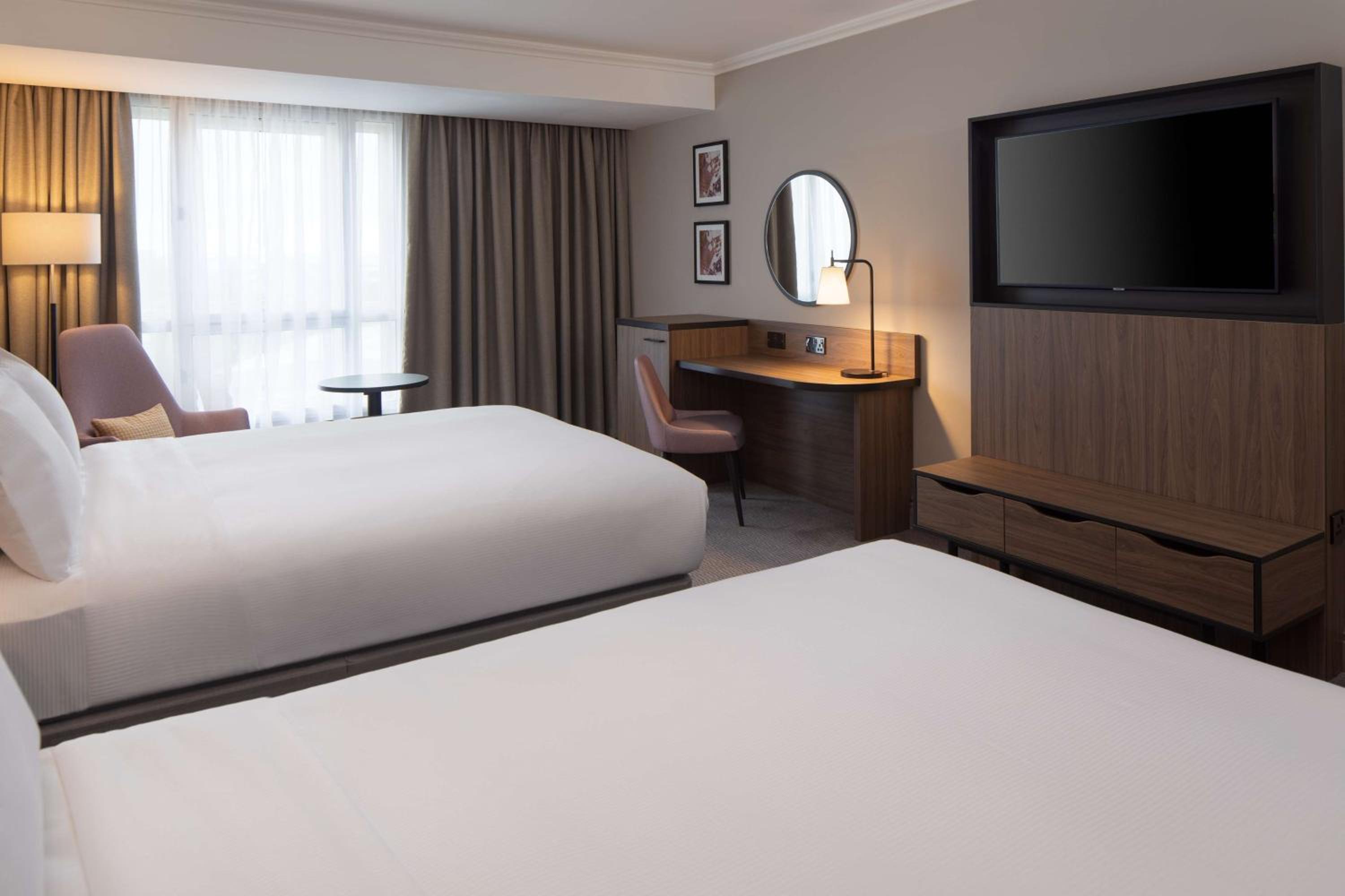 Deluxe Queen Room with Two Queen Beds - Photo 3