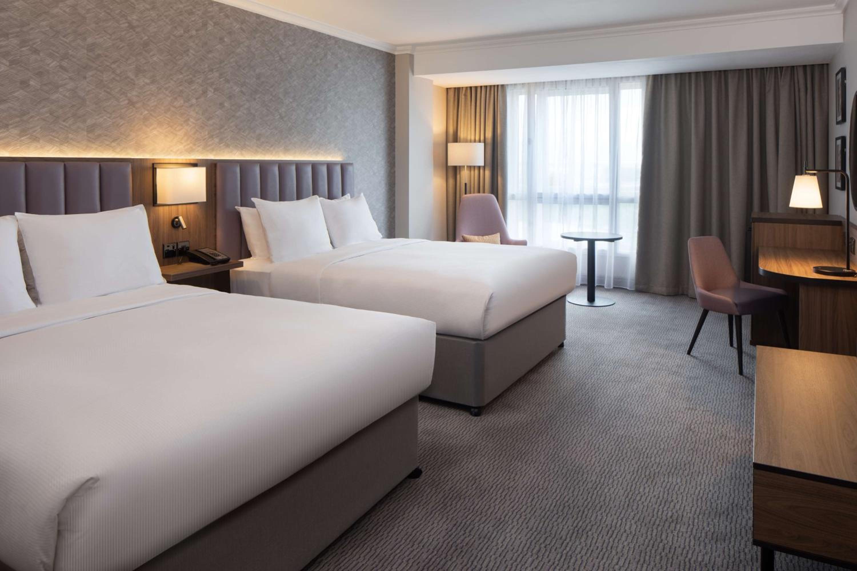 Deluxe Queen Room with Two Queen Beds - Photo 4