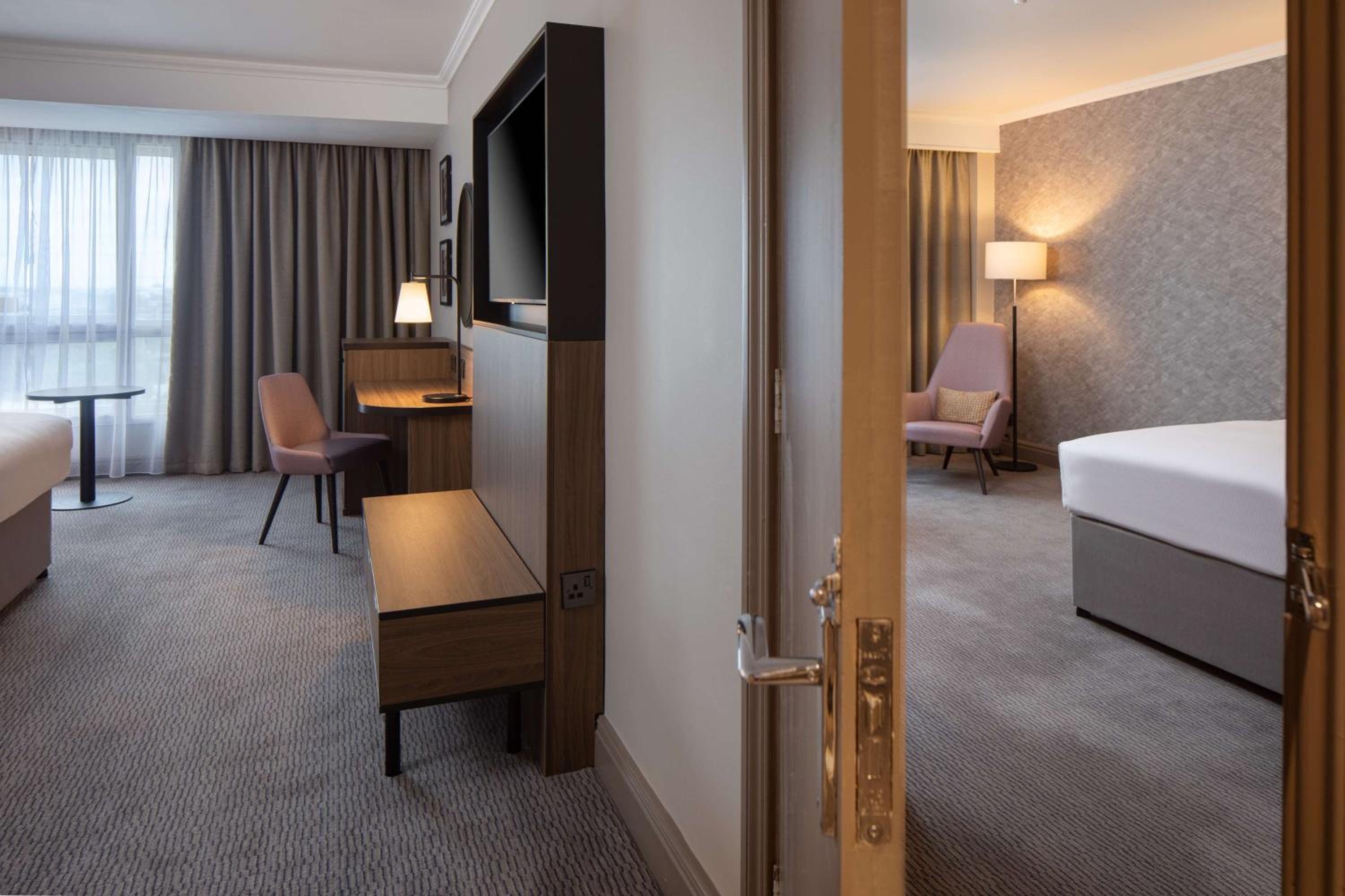 Deluxe Queen Room with Two Queen Beds - Photo 5