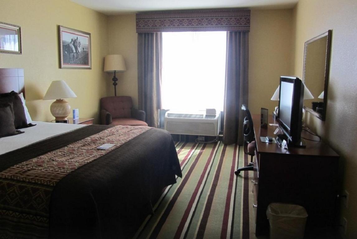 King Suite - Non-Smoking - Photo 2