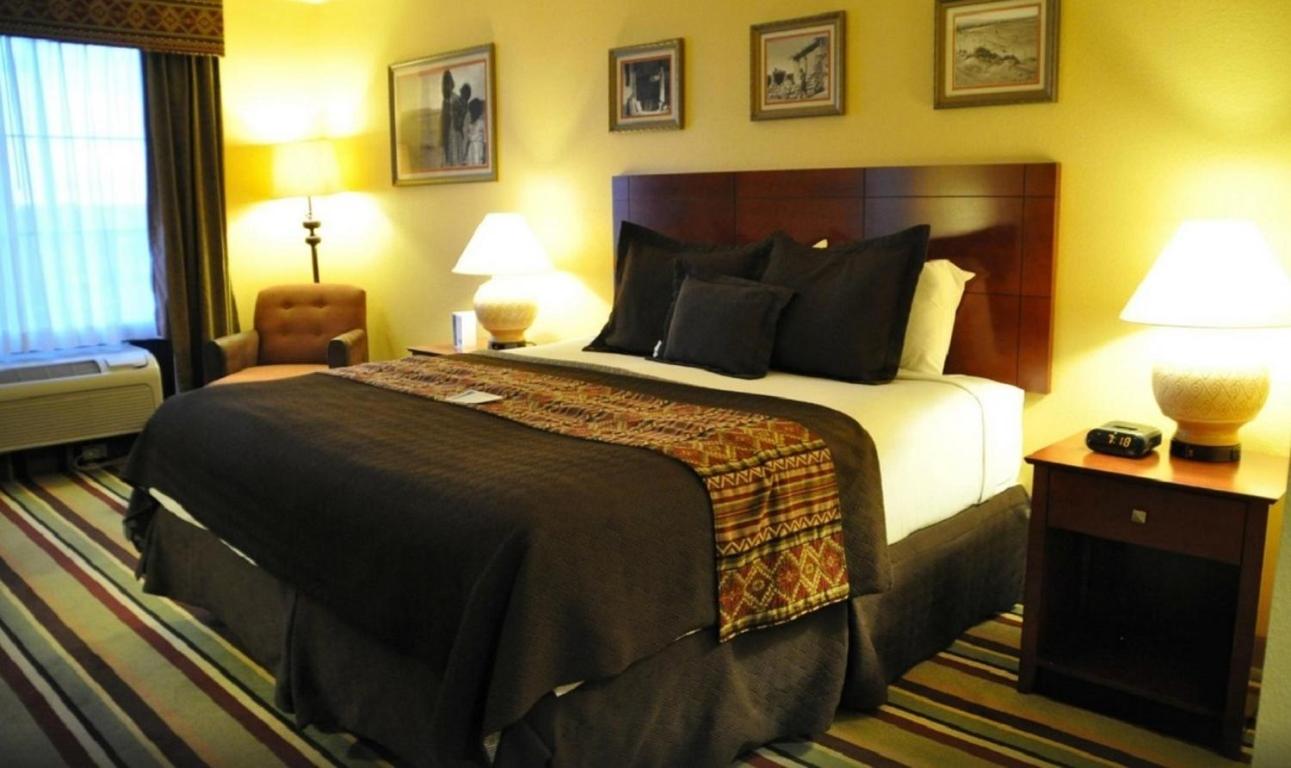 King Suite - Non-Smoking - Photo 3