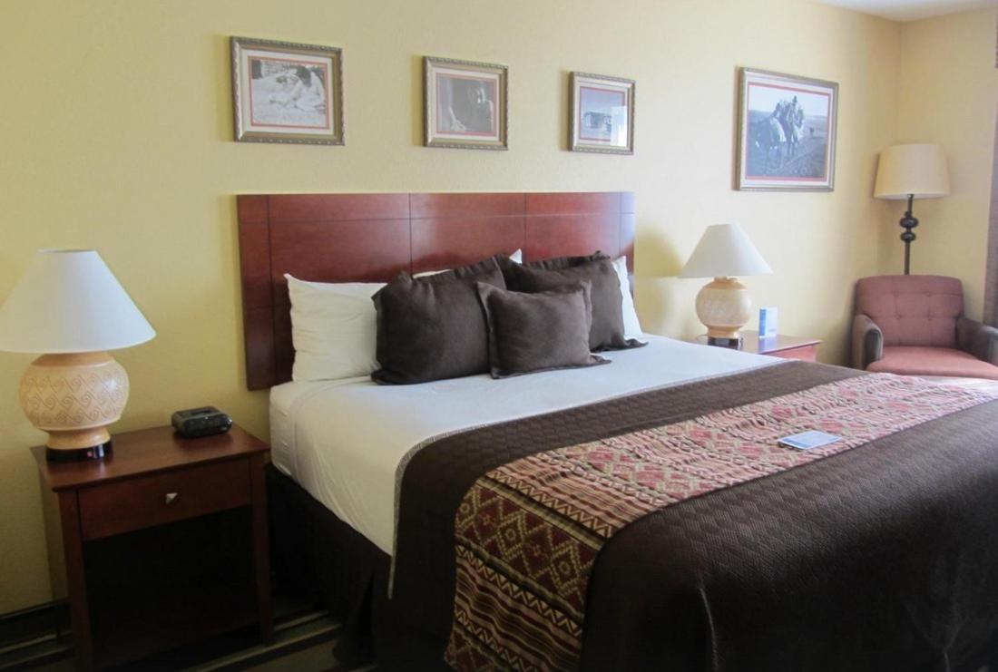 King Suite - Non-Smoking - Photo 5
