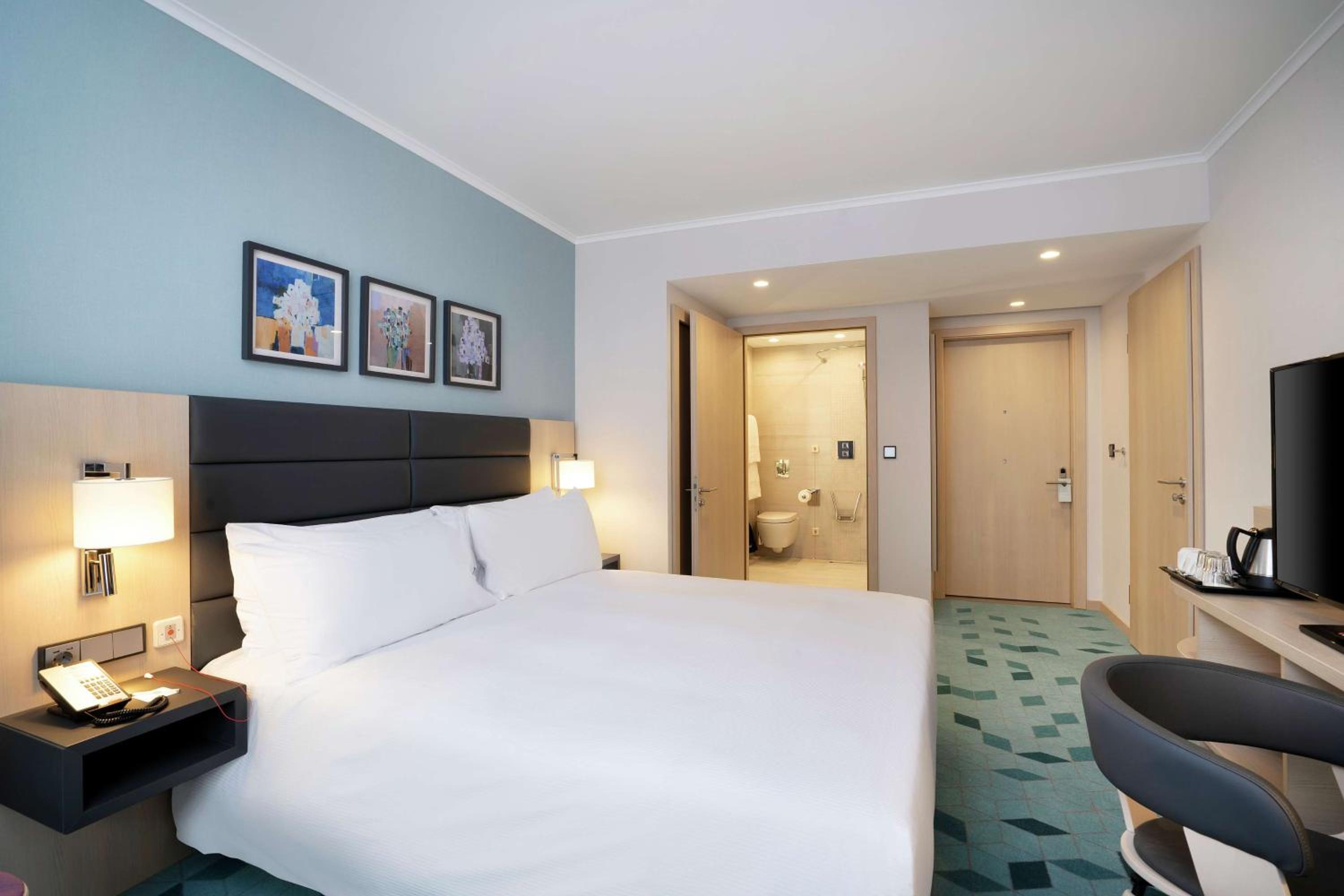 King Guest Room - Mobility Accessible thumbnail 5