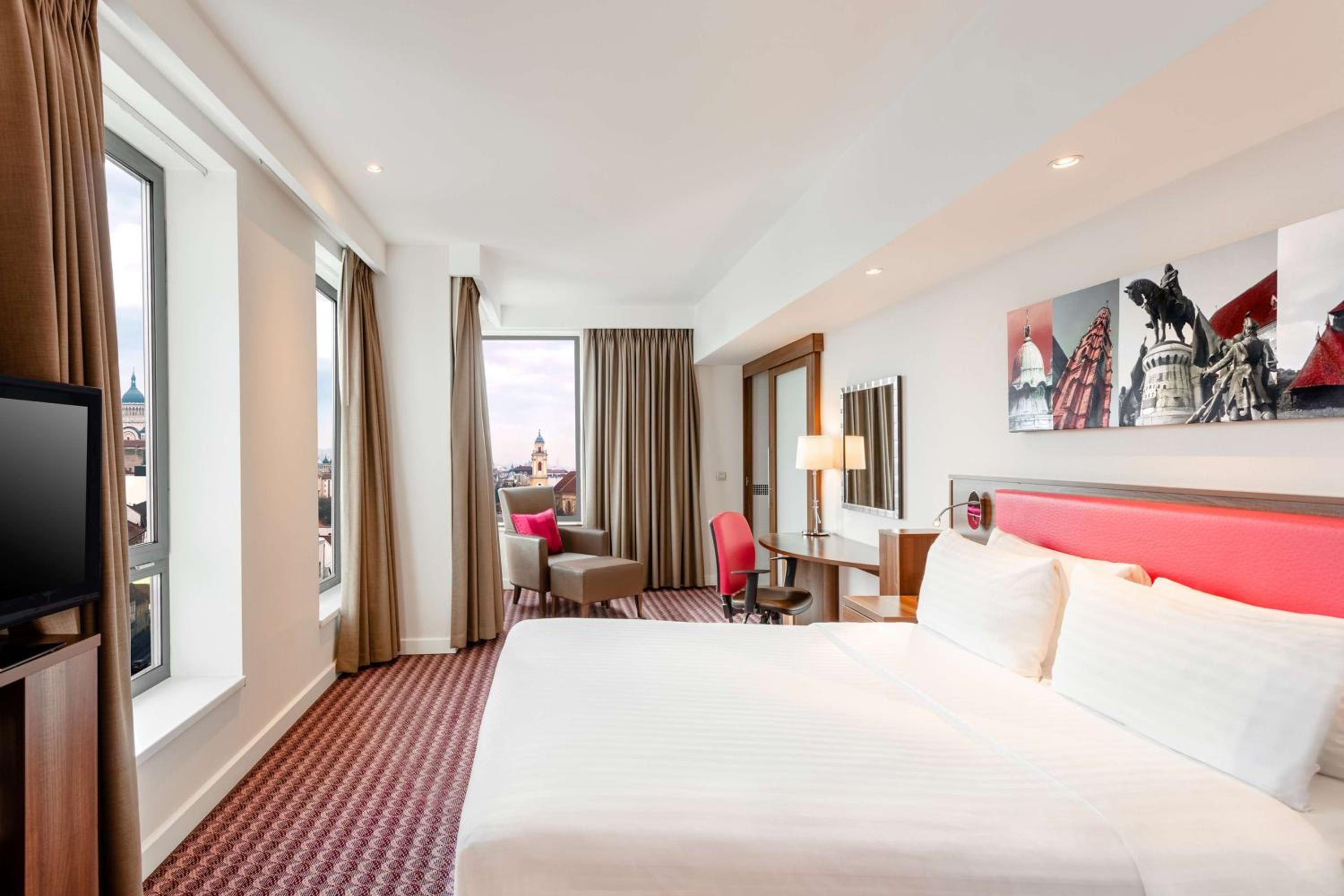 Premium Queen Room with View - Non-Smoking - Photo 5