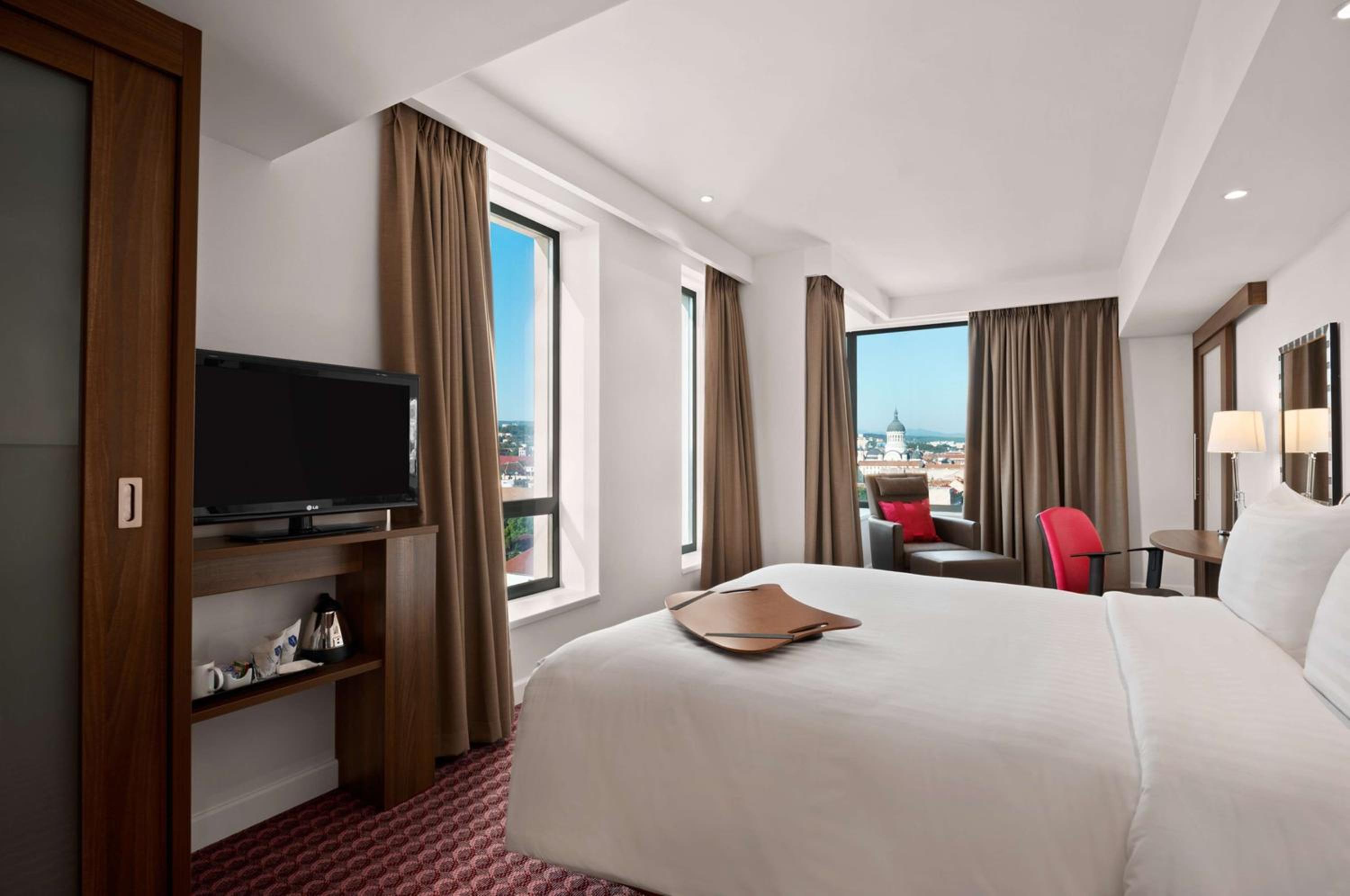 Premium Queen Room with View - Non-Smoking - Photo 2