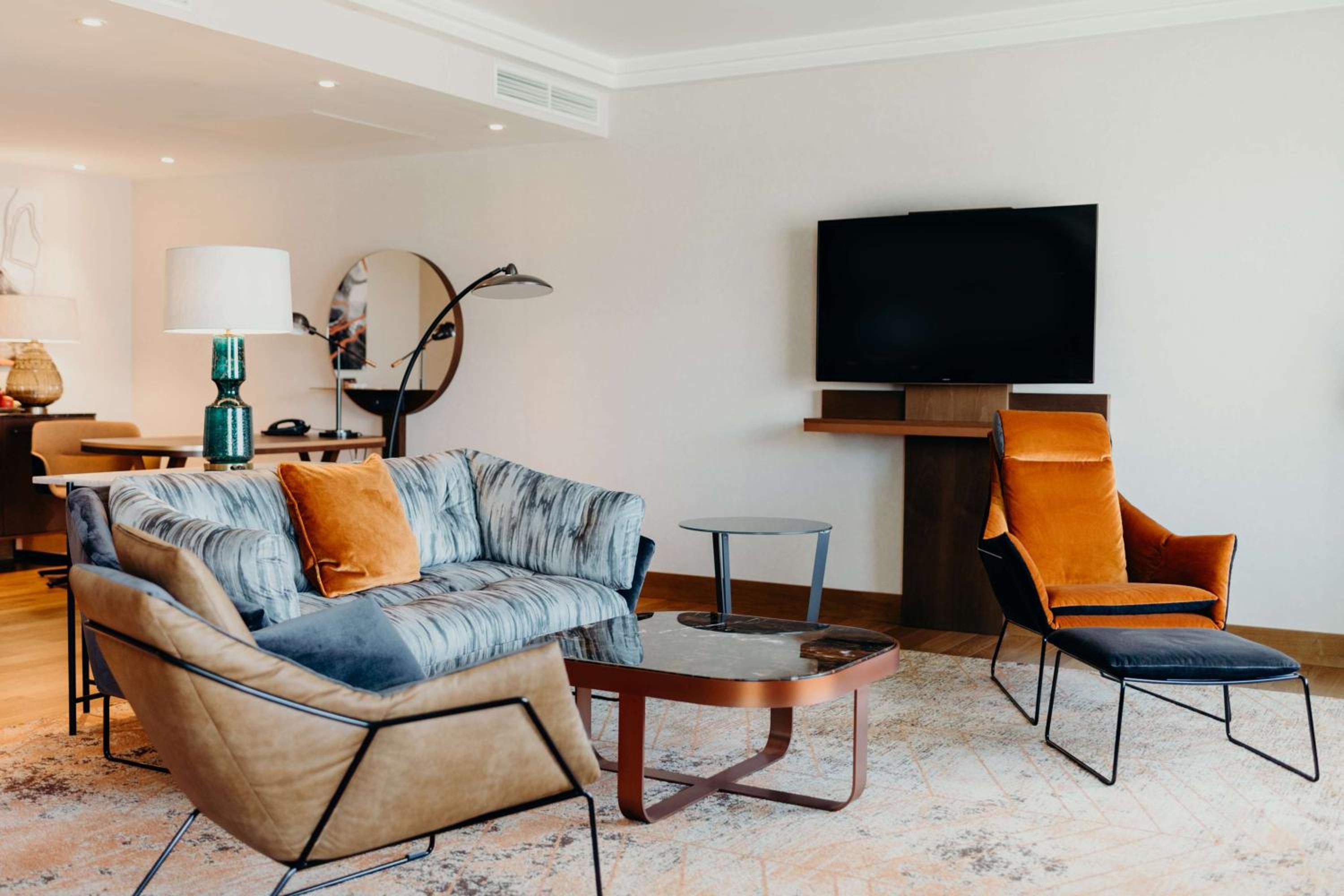 Penthouse King Suite thumbnail 6