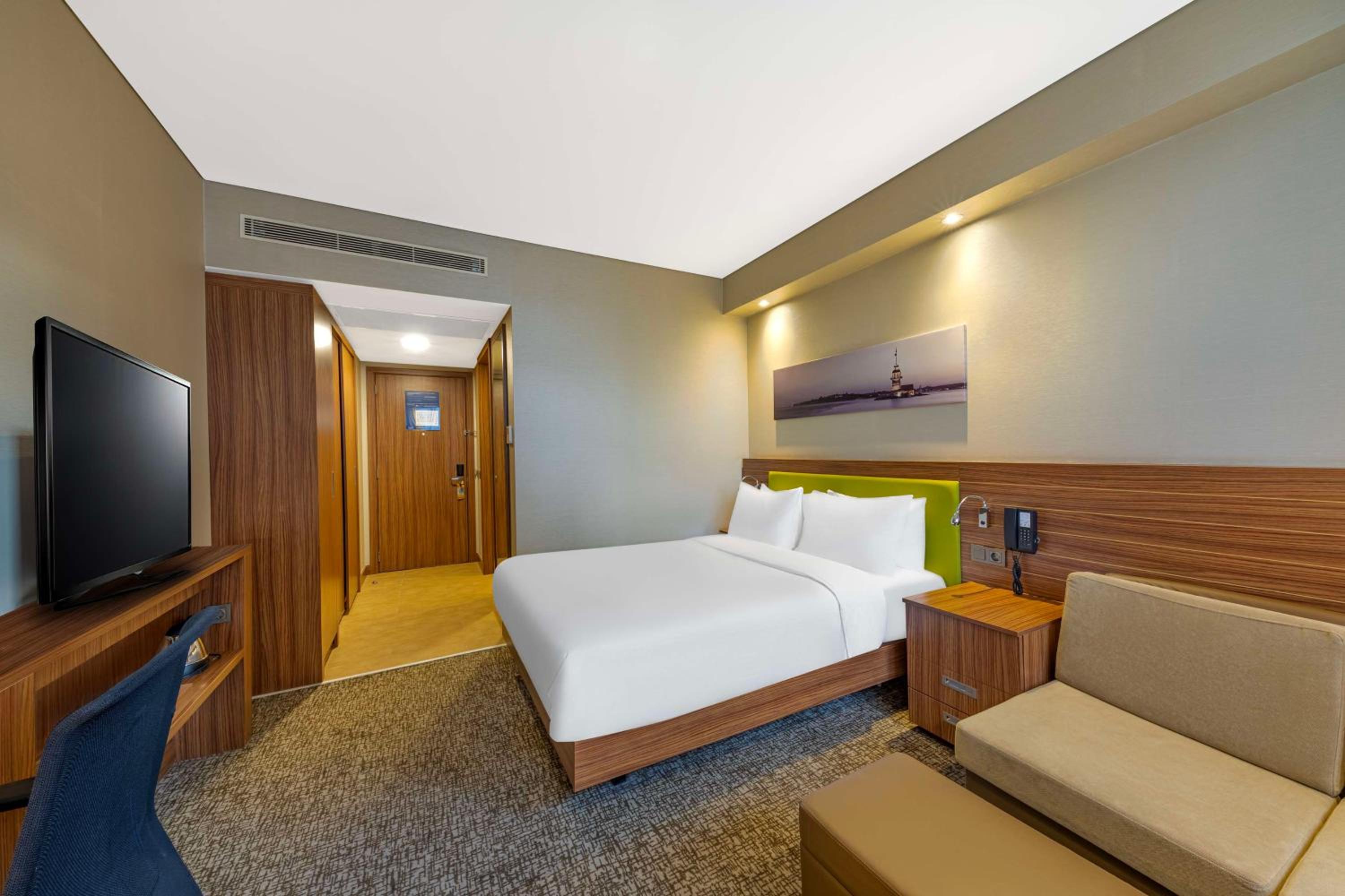 Queen Room with Sofa Bed - Non-Smoking