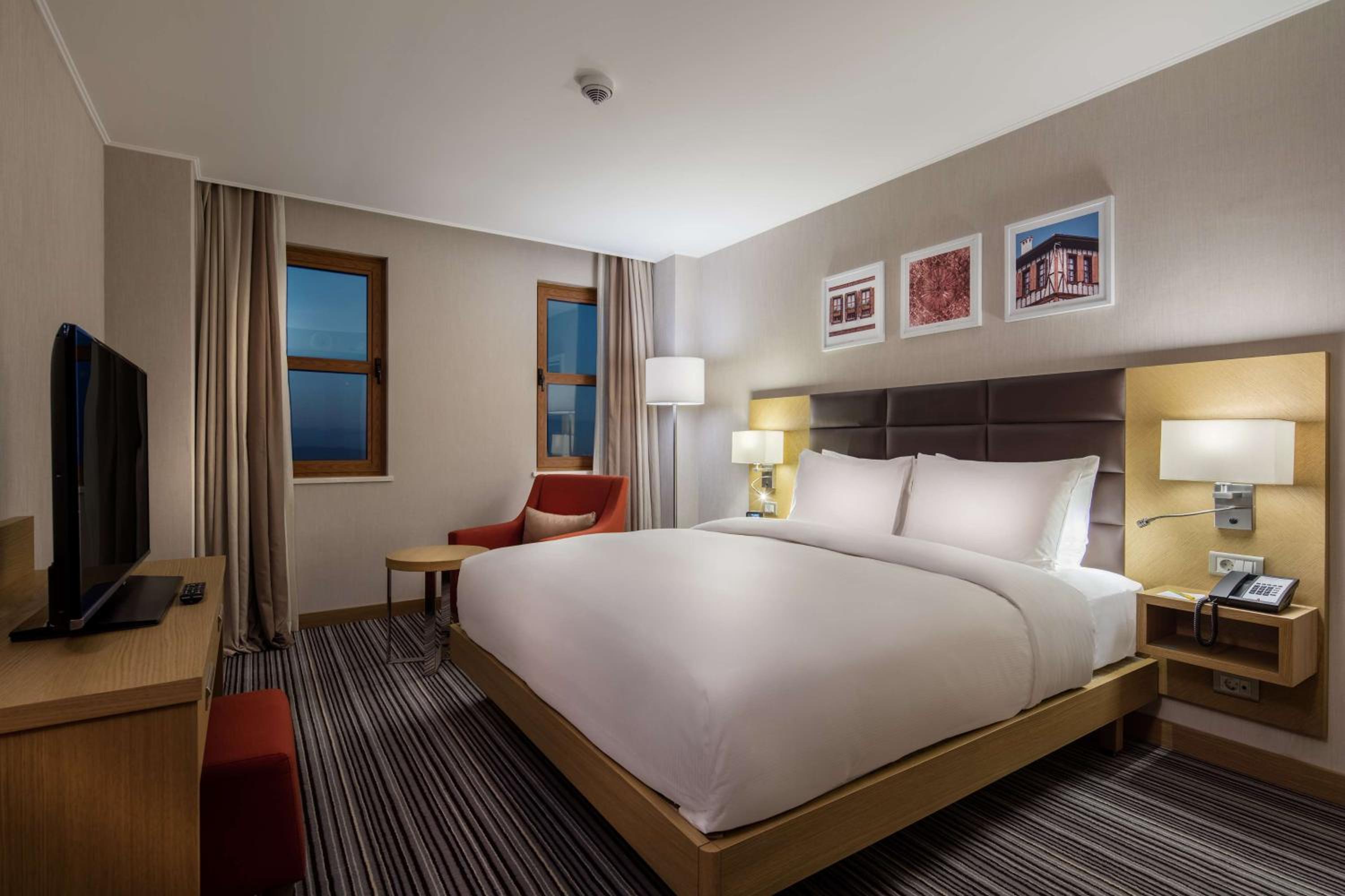 King Room thumbnail 6