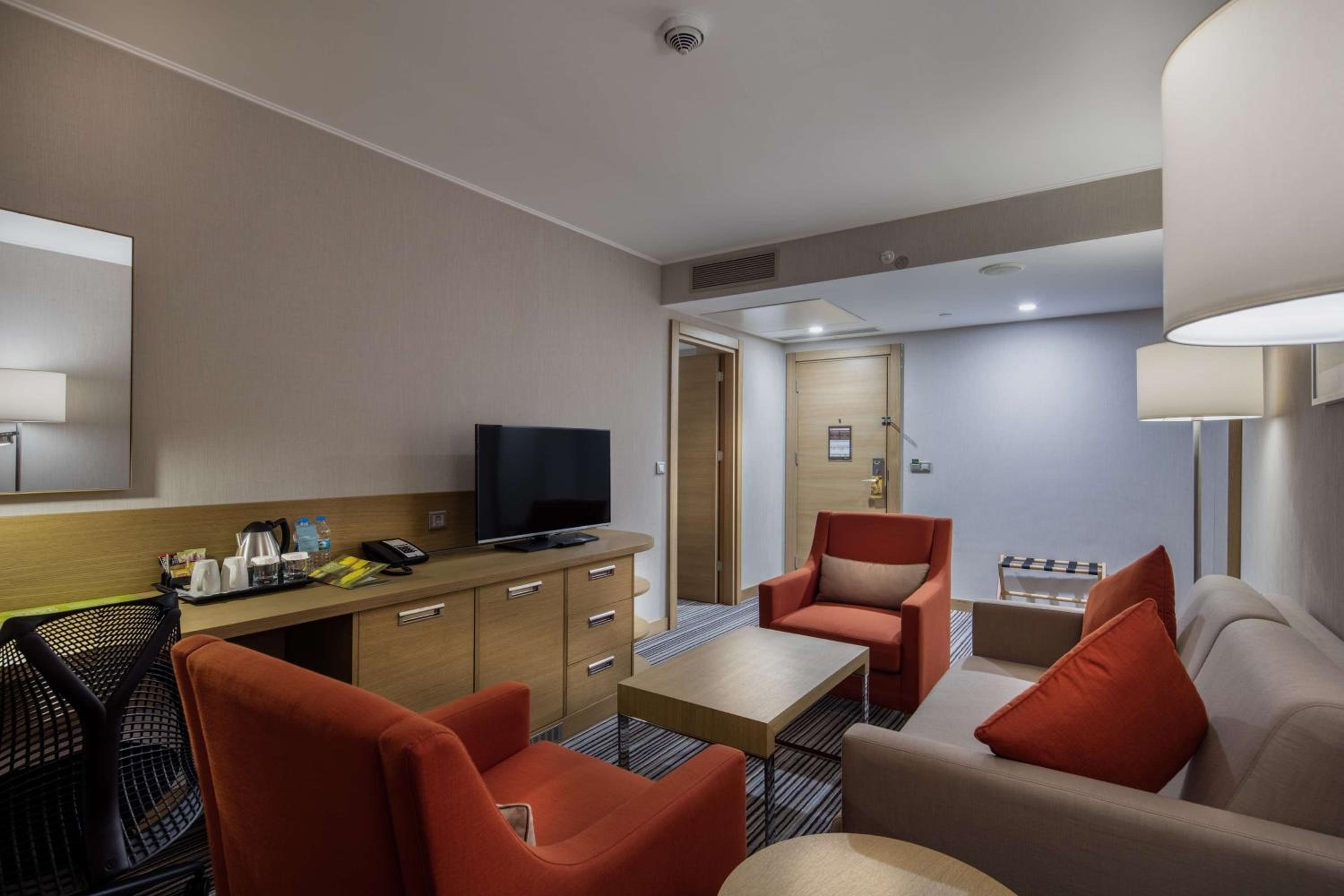 One-Bedroom King Suite thumbnail 5