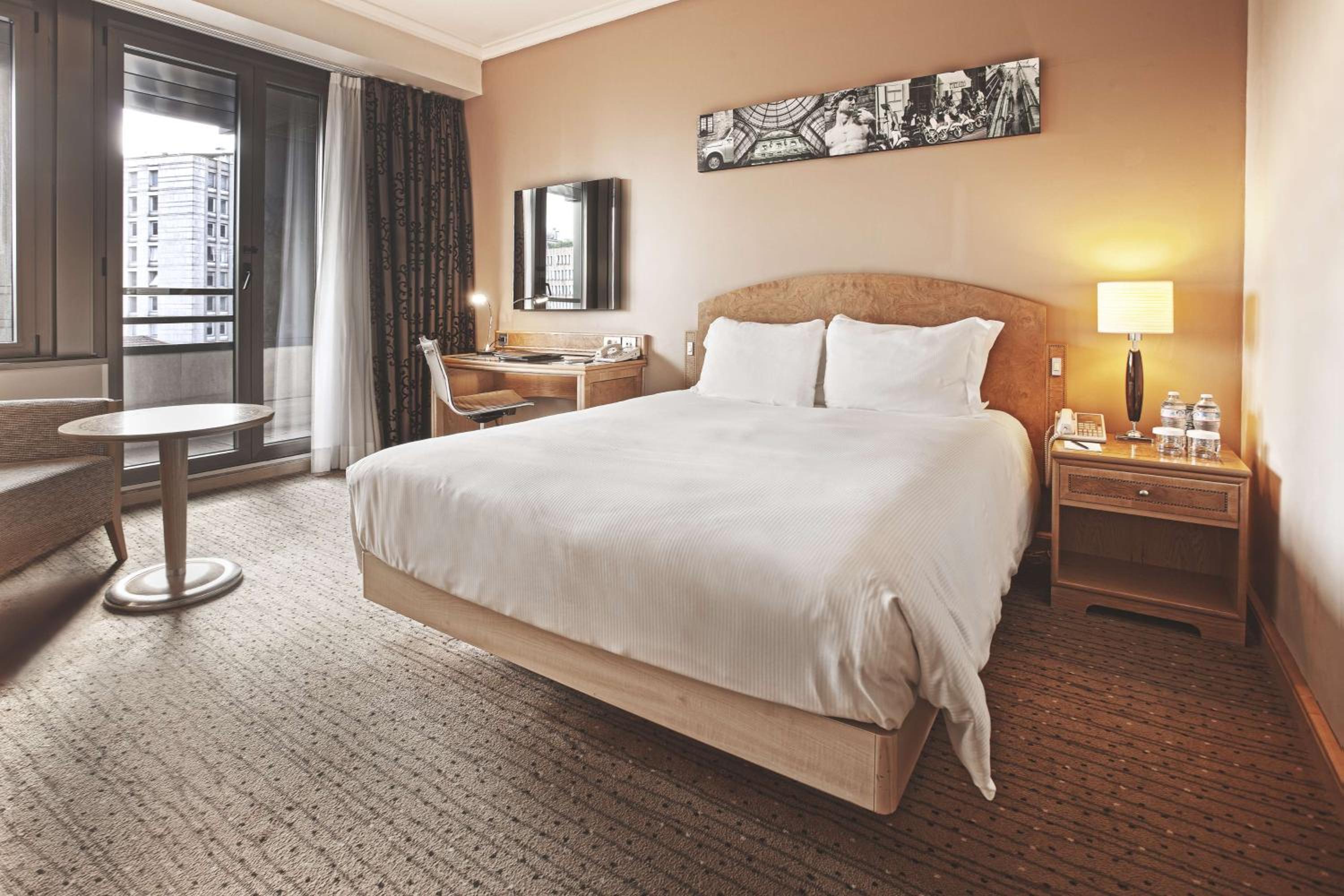 Deluxe Queen Room