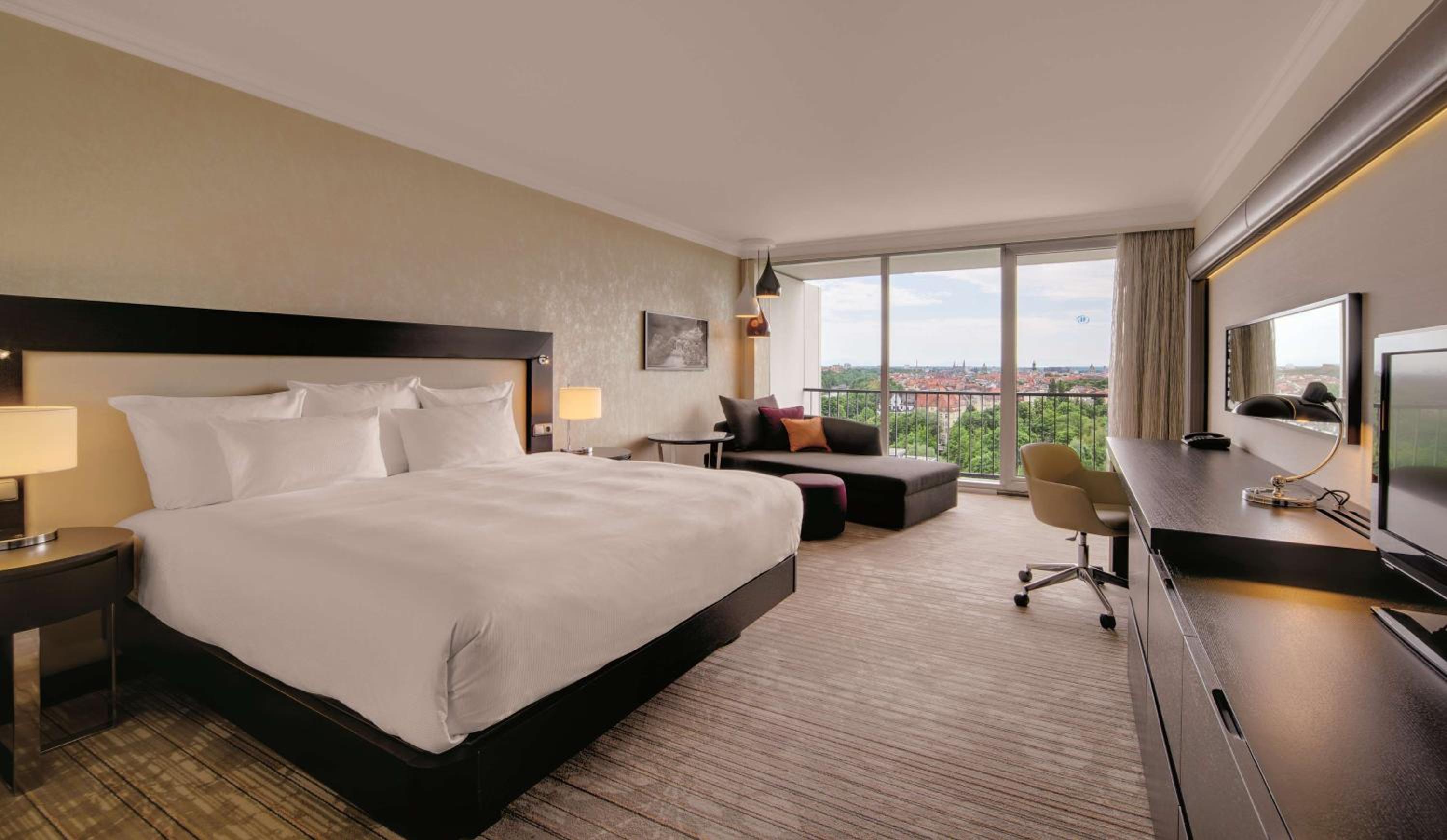 Deluxe King Room With Park View photo 2