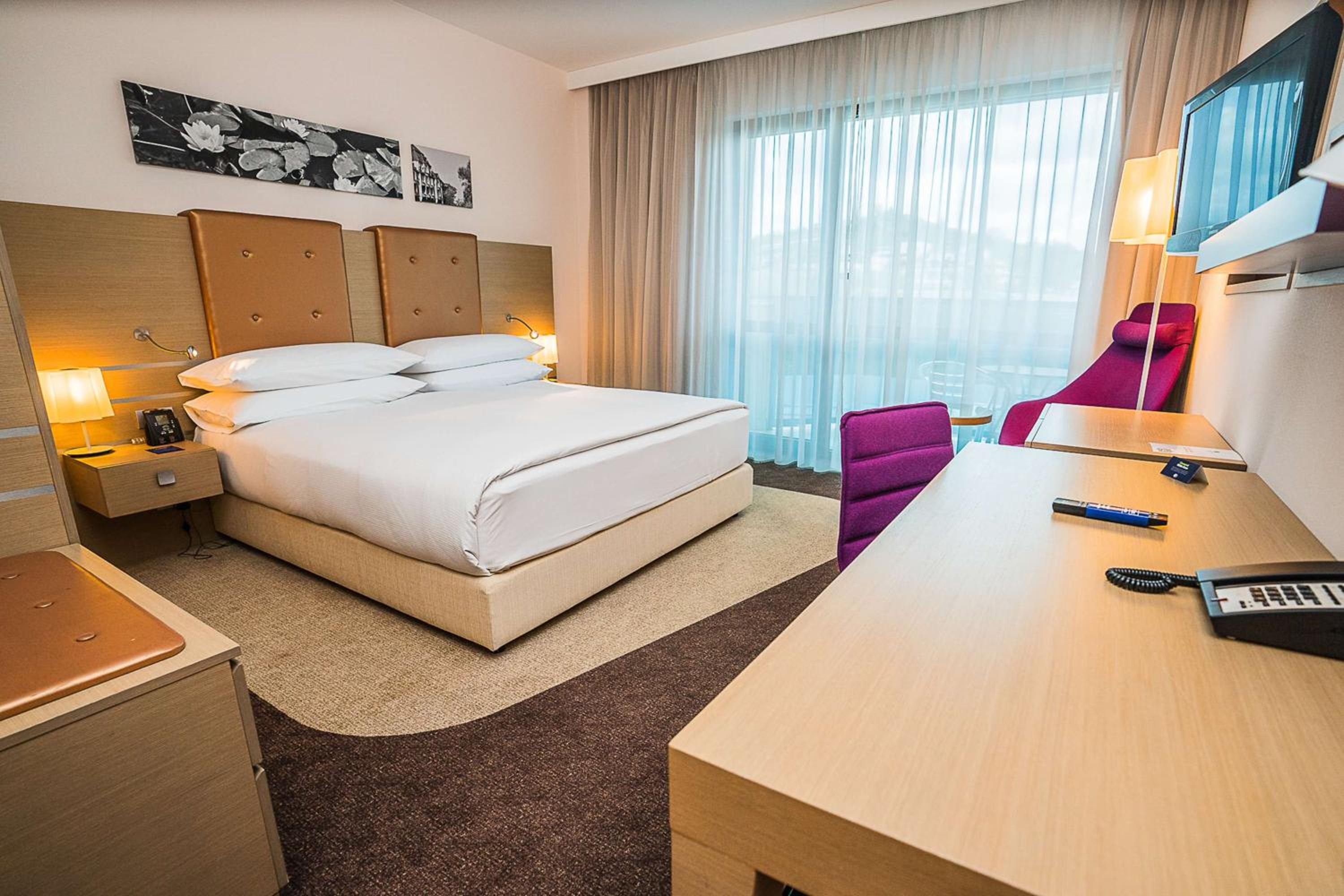 Deluxe King Room with Balcony - Photo 1