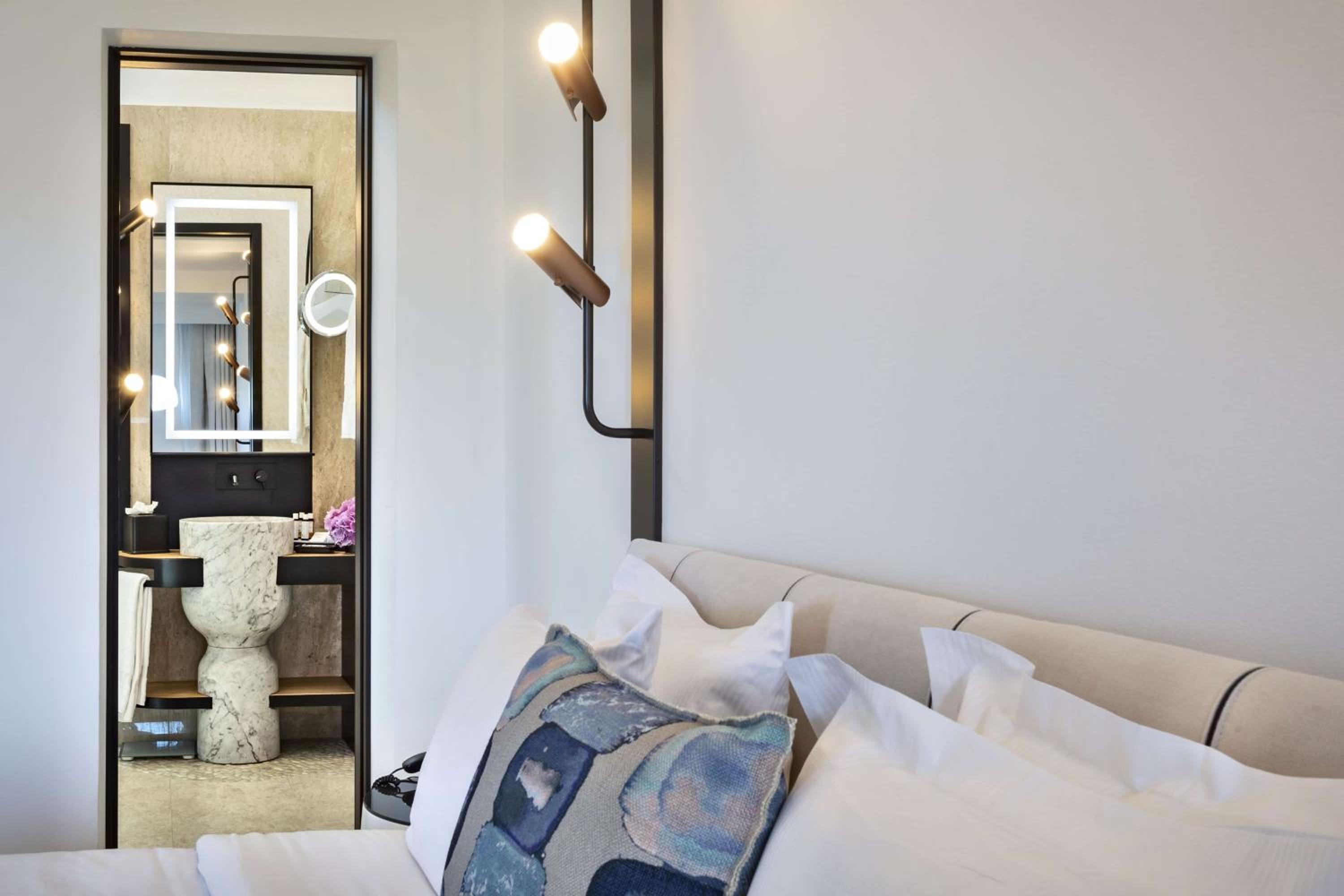 Deluxe King Room - Photo 1