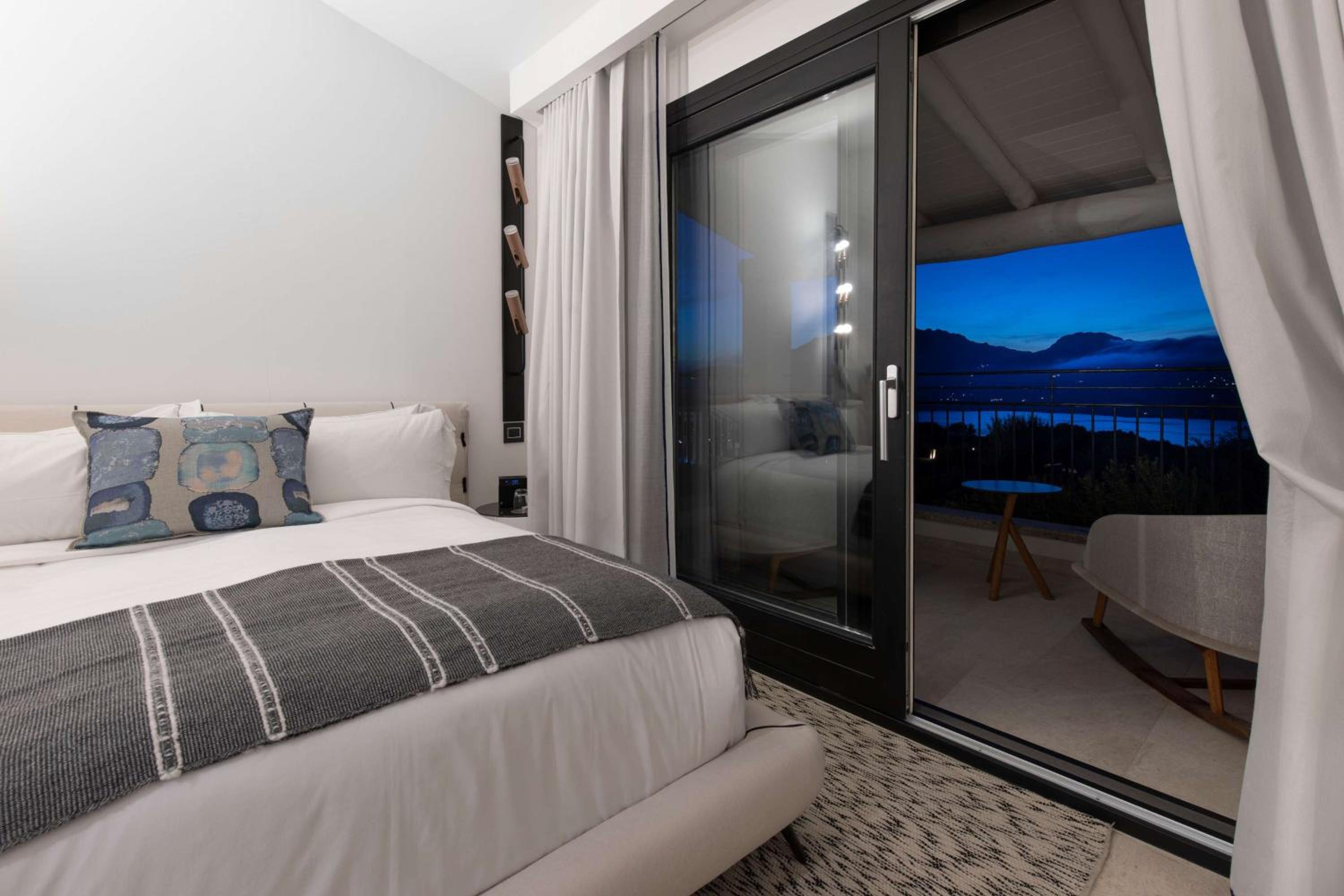 Deluxe Queen Room with Sea View - Photo 1