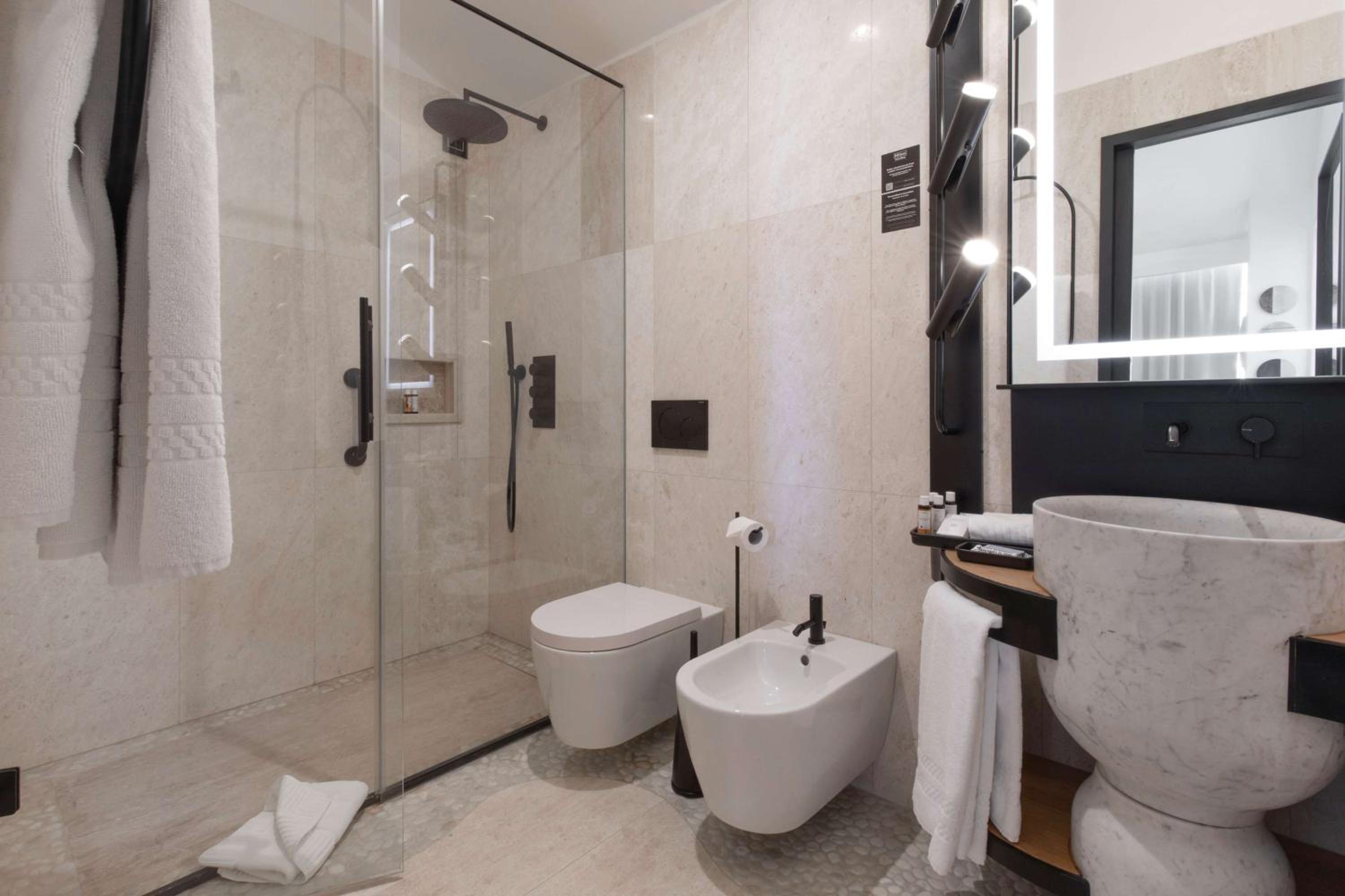 Deluxe King Room - Photo 6
