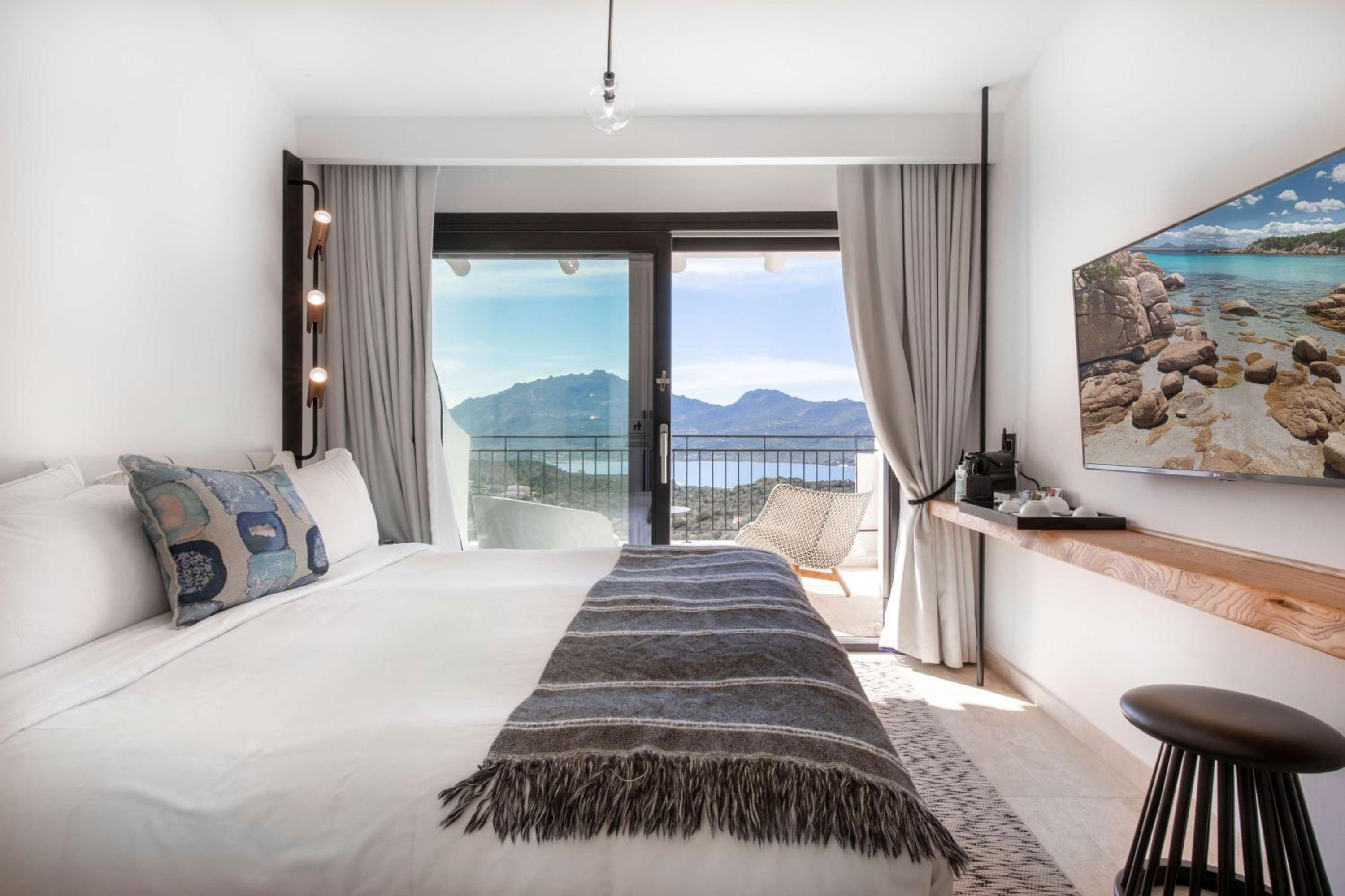 Deluxe Queen Room with Sea View - Photo 5