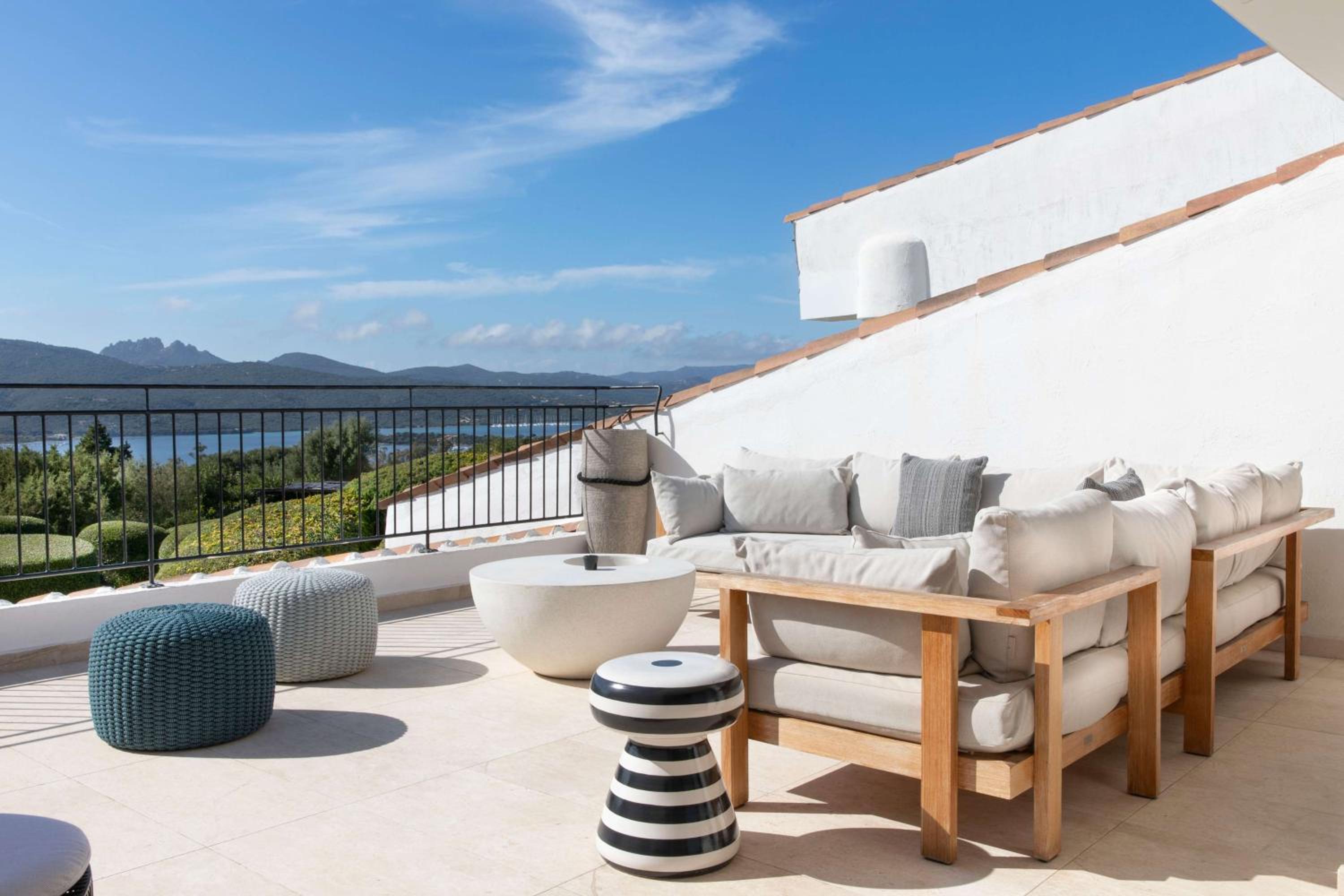 One-Bedroom Deluxe King Suite with Sea View - Photo 3