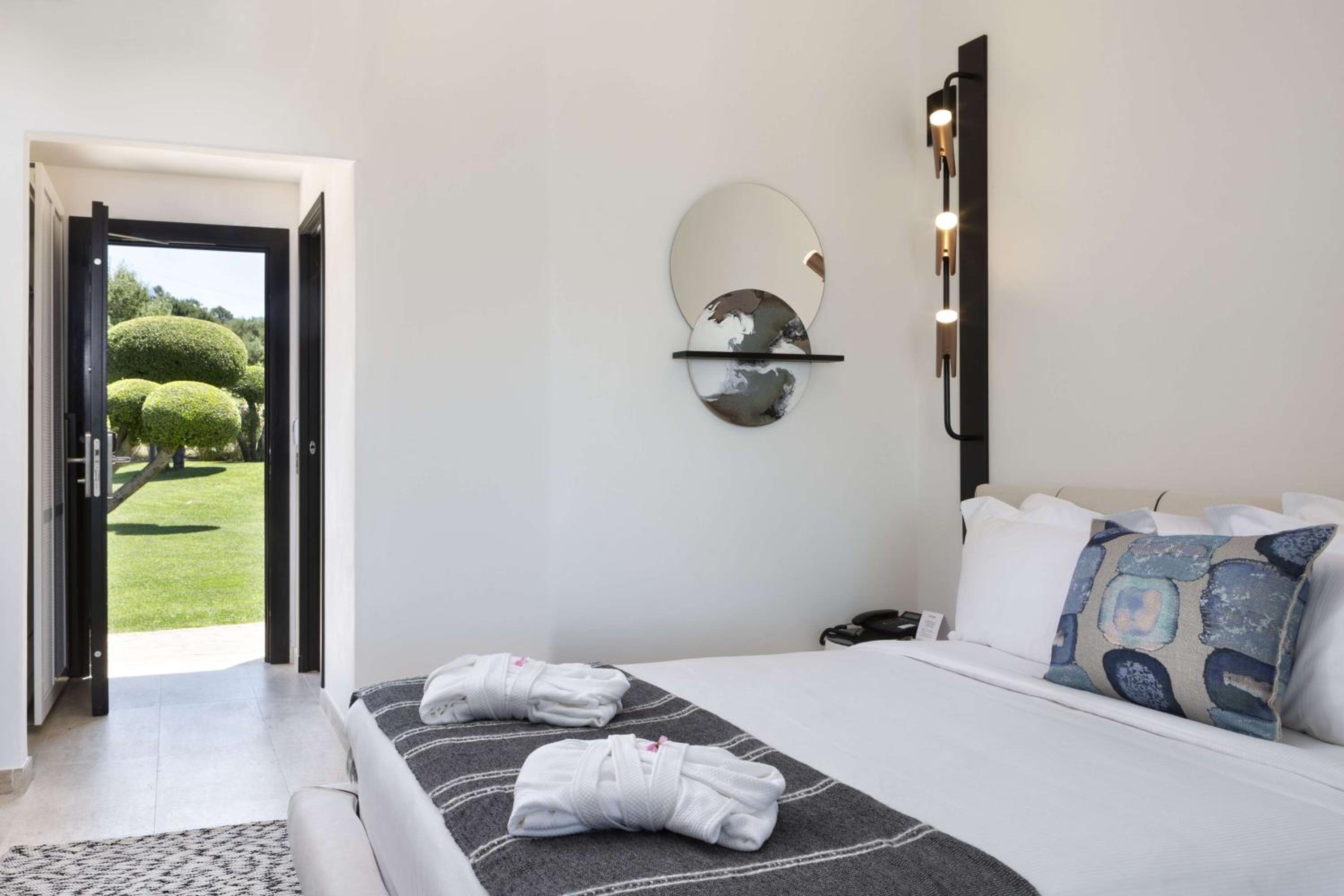 Deluxe Queen Room with Sea View - Photo 4