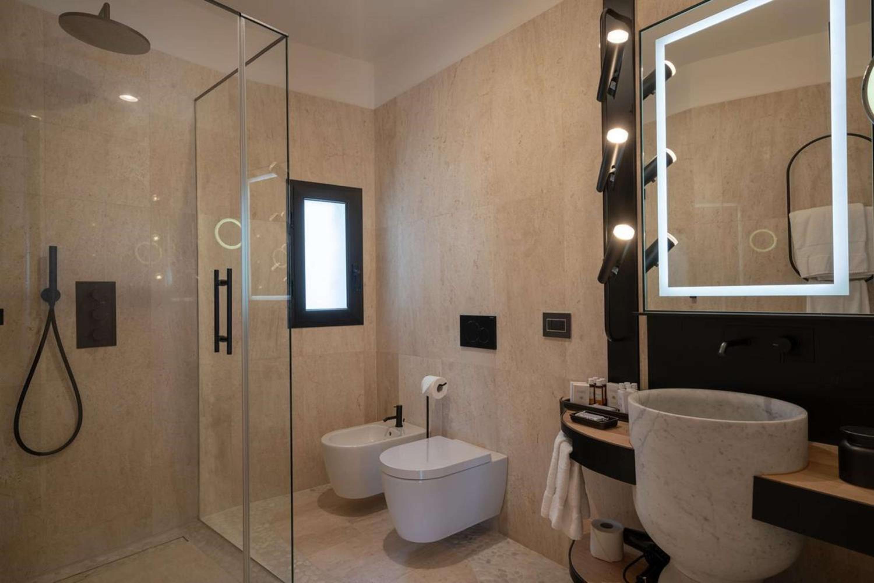 Deluxe Queen Room with Sea View - Photo 2