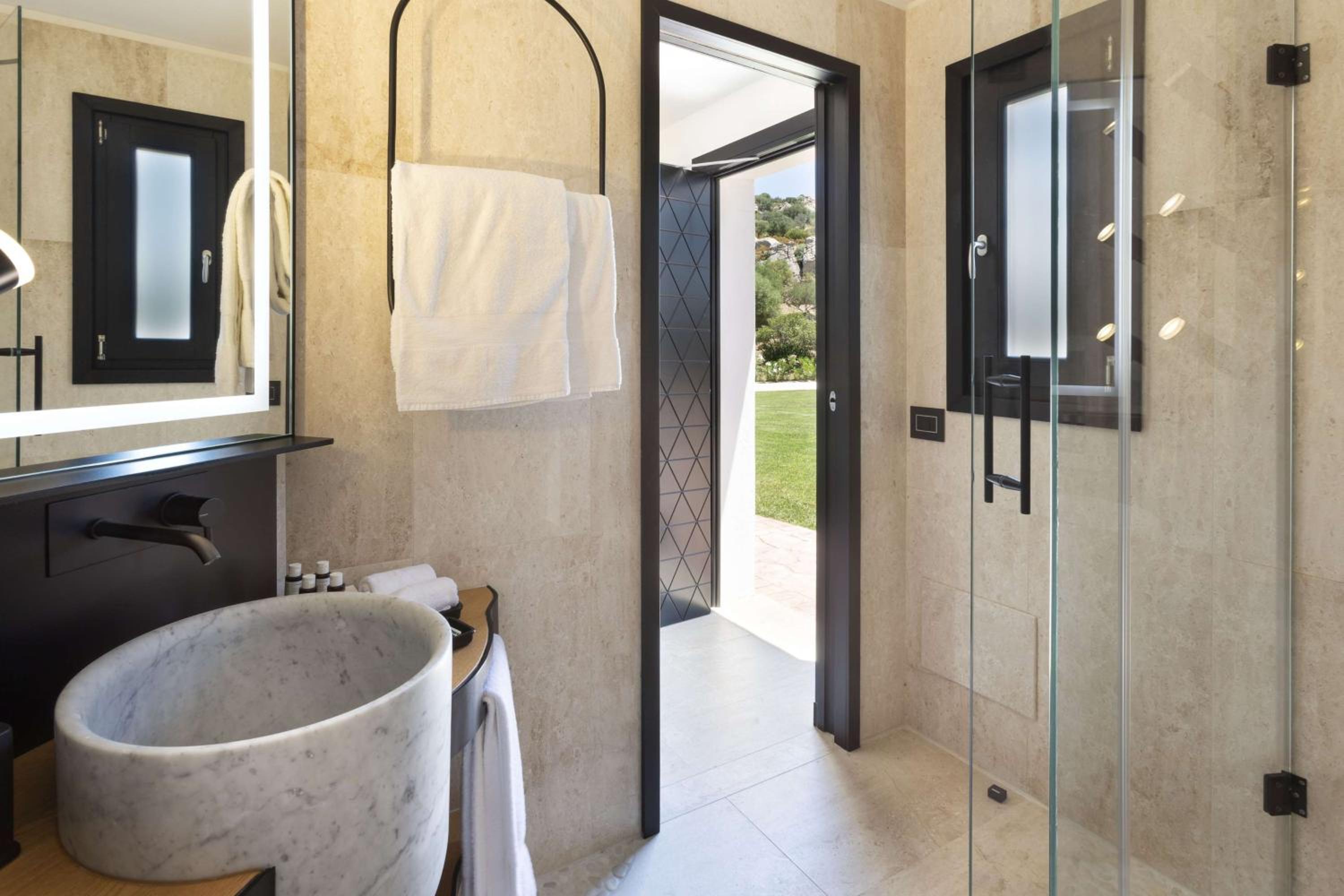 Deluxe Queen Room with Sea View - Photo 6